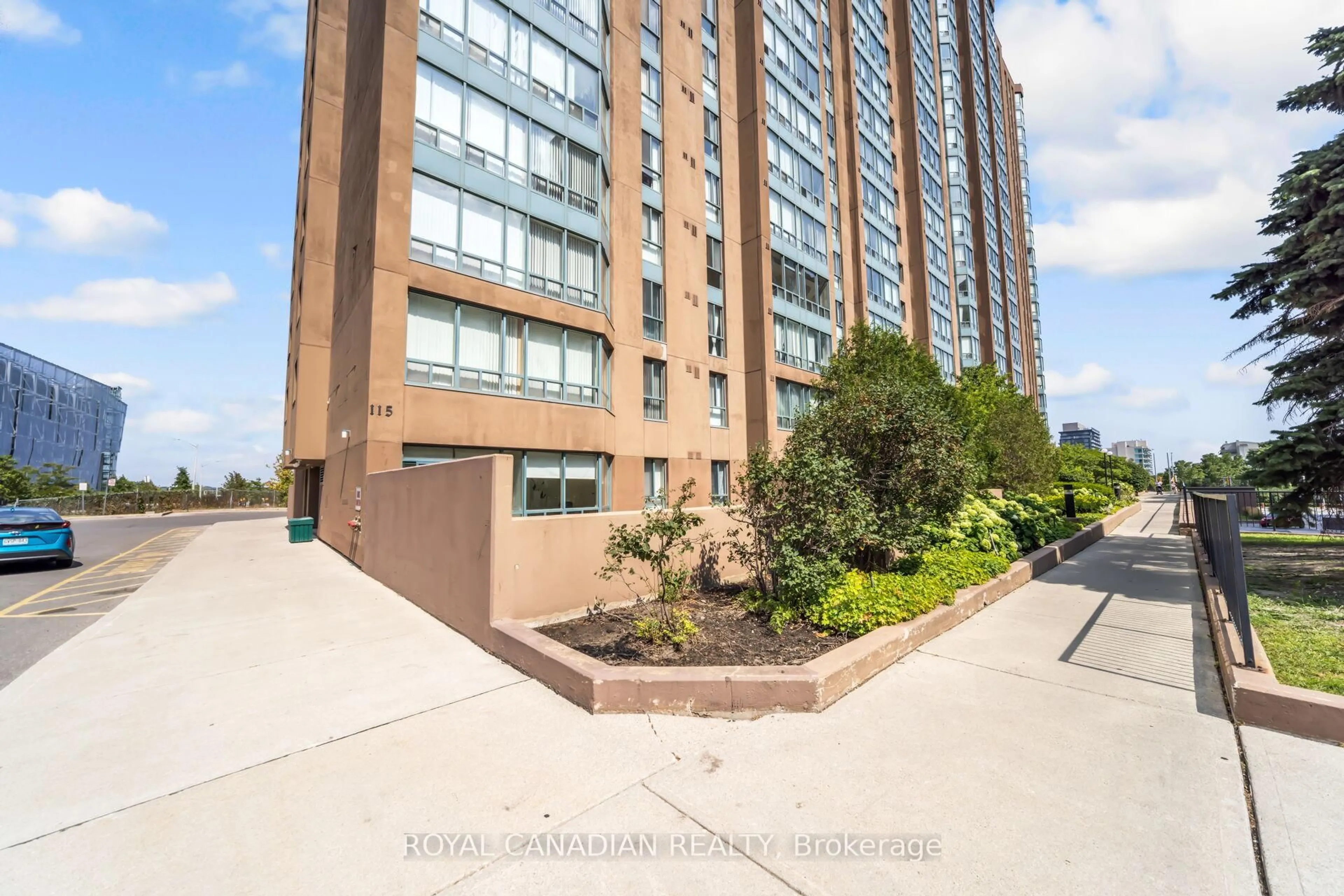 Indoor foyer for 115 Hillcrest Ave #1904, Mississauga Ontario L5B 3Y9