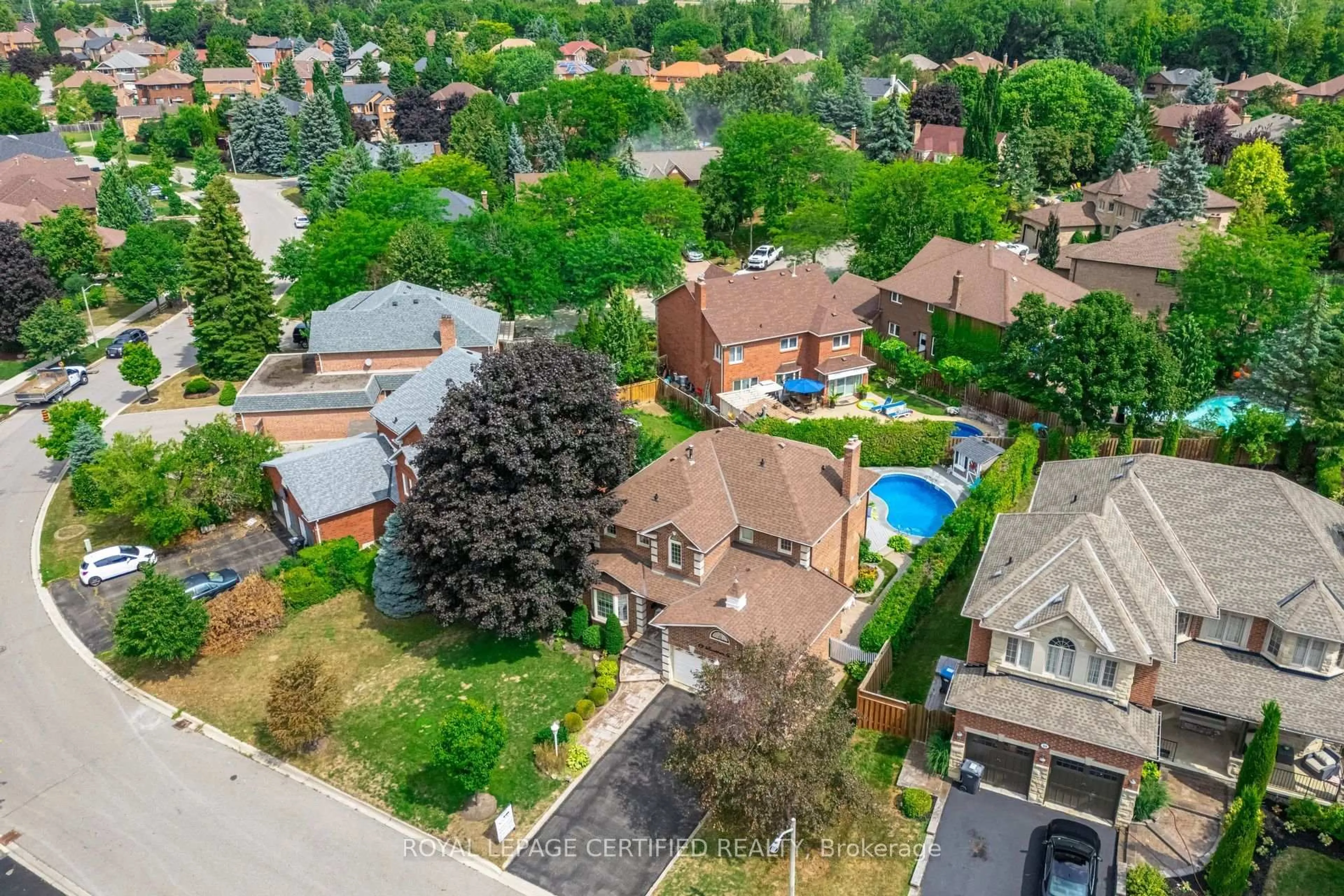 A pic from outside/outdoor area/front of a property/back of a property/a pic from drone, street for 12 Burtree Dr, Brampton Ontario L6Z 3K6