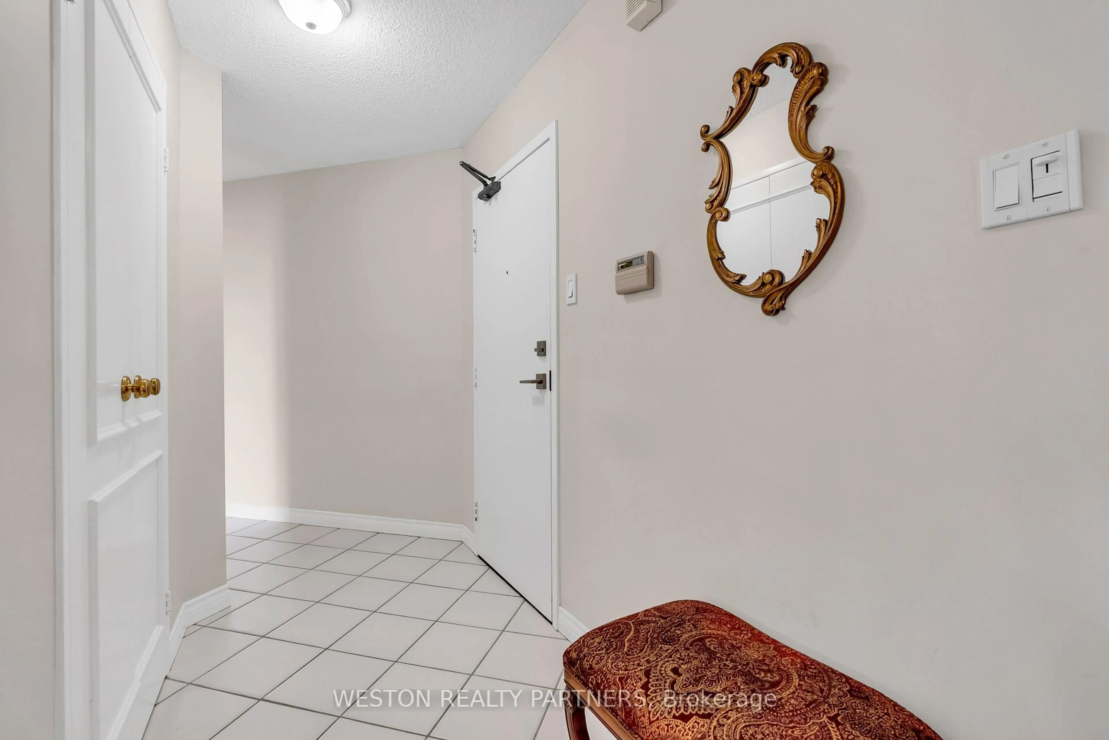 Indoor entryway for 3650 Kaneff Cres #1104, Mississauga Ontario L5A 4A1