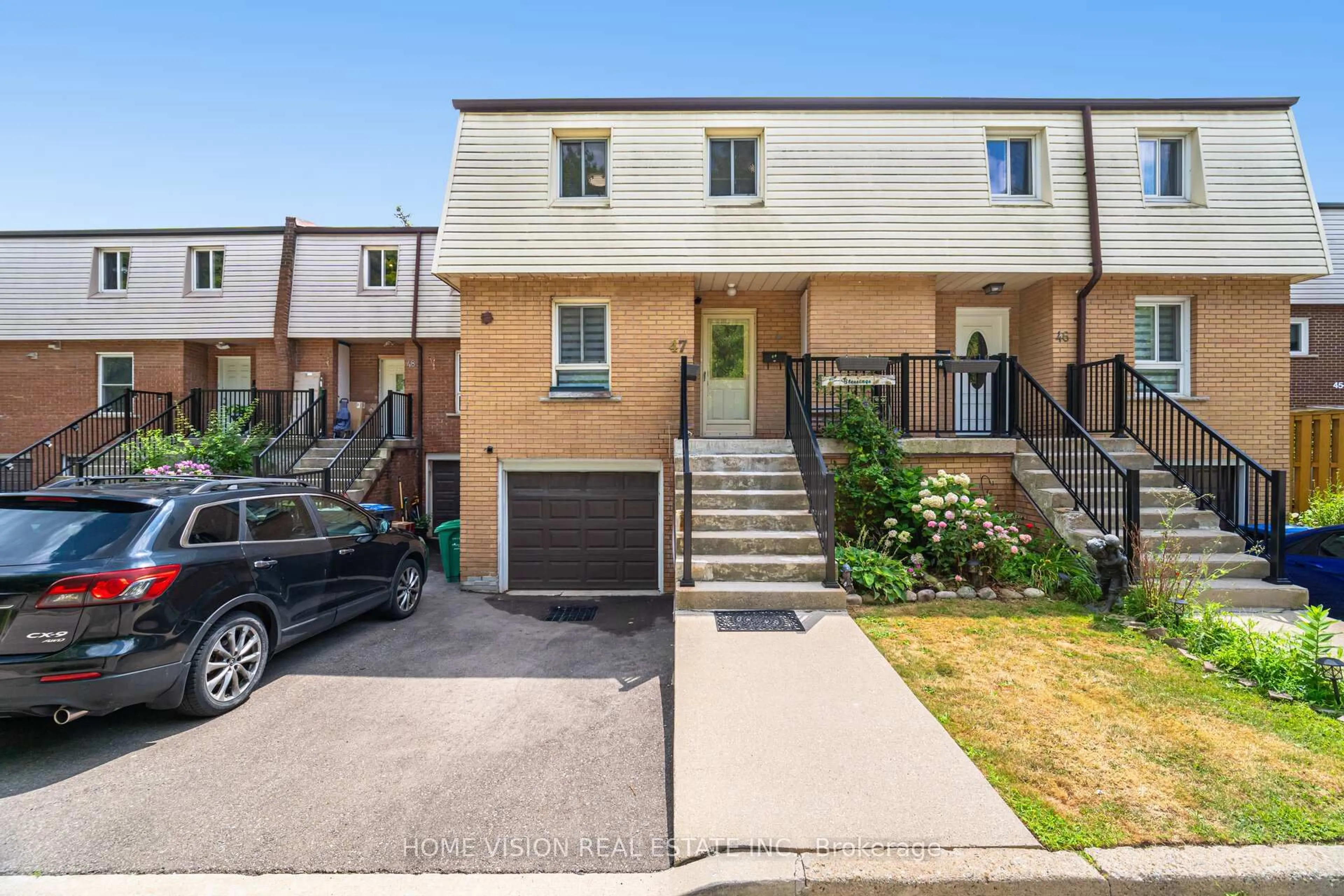 A pic from outside/outdoor area/front of a property/back of a property/a pic from drone, street for 3175 Kirwin Ave #47, Mississauga Ontario L5A 3M4