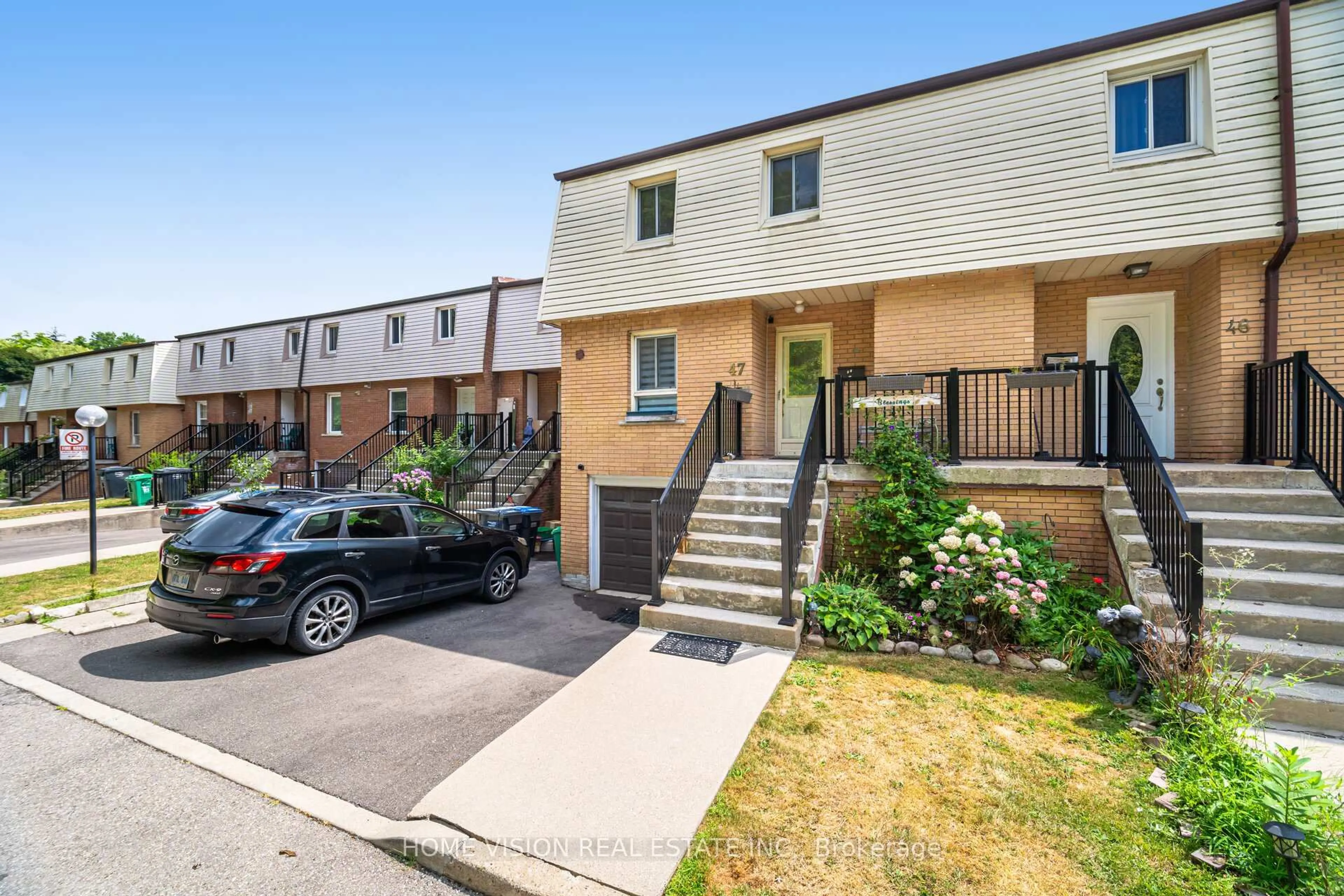A pic from outside/outdoor area/front of a property/back of a property/a pic from drone, street for 3175 Kirwin Ave #47, Mississauga Ontario L5A 3M4