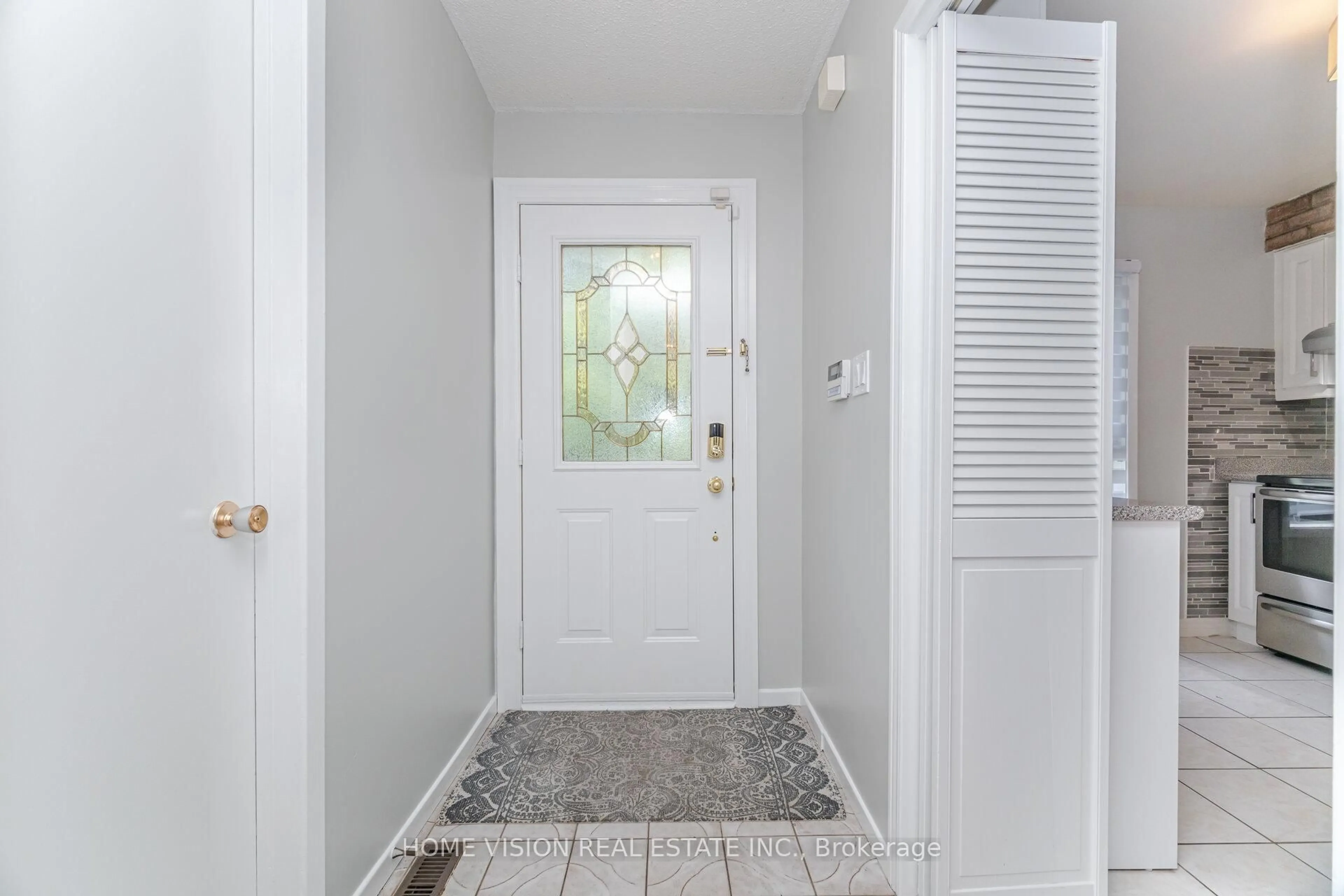 Indoor entryway for 3175 Kirwin Ave #47, Mississauga Ontario L5A 3M4
