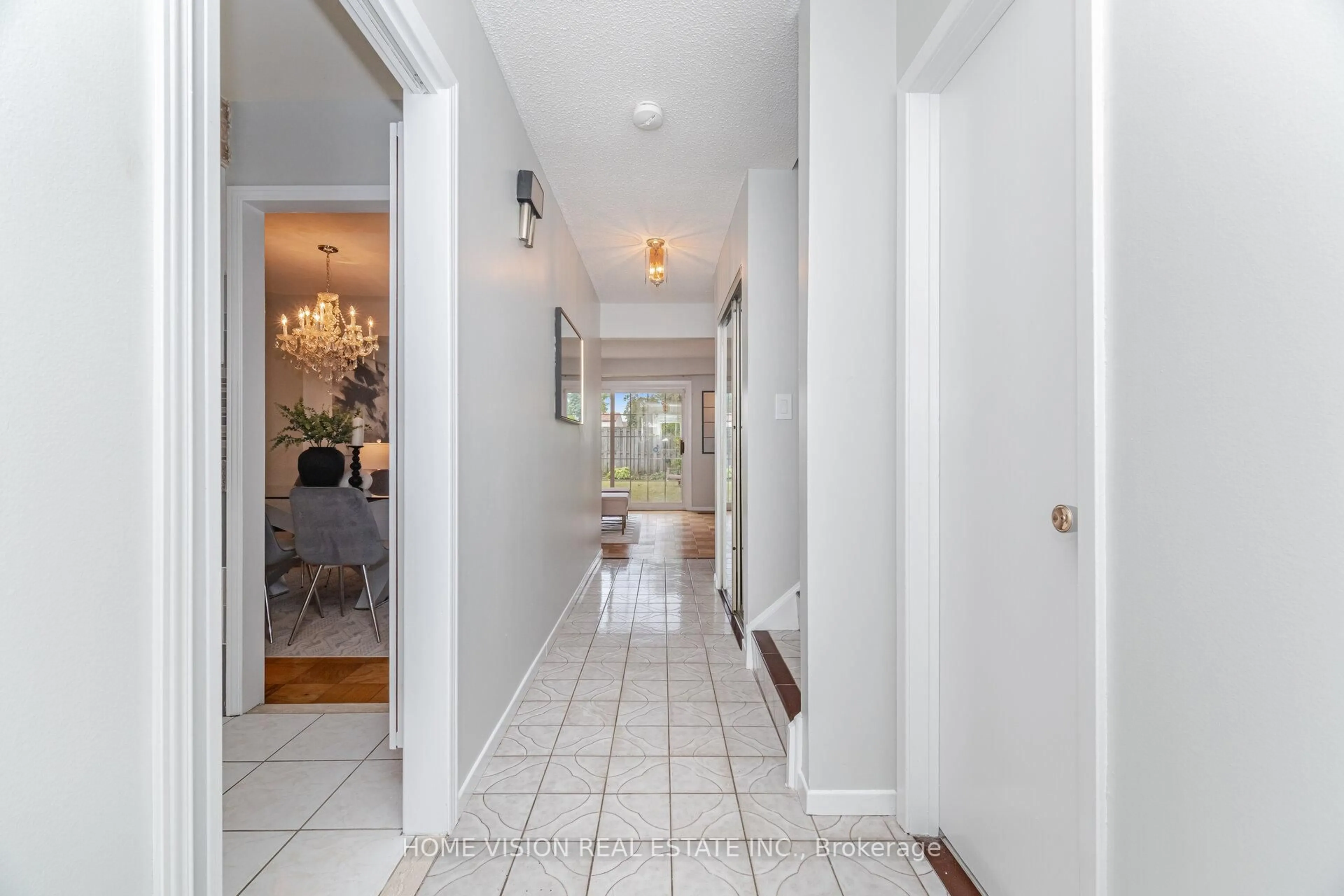 Indoor foyer for 3175 Kirwin Ave #47, Mississauga Ontario L5A 3M4