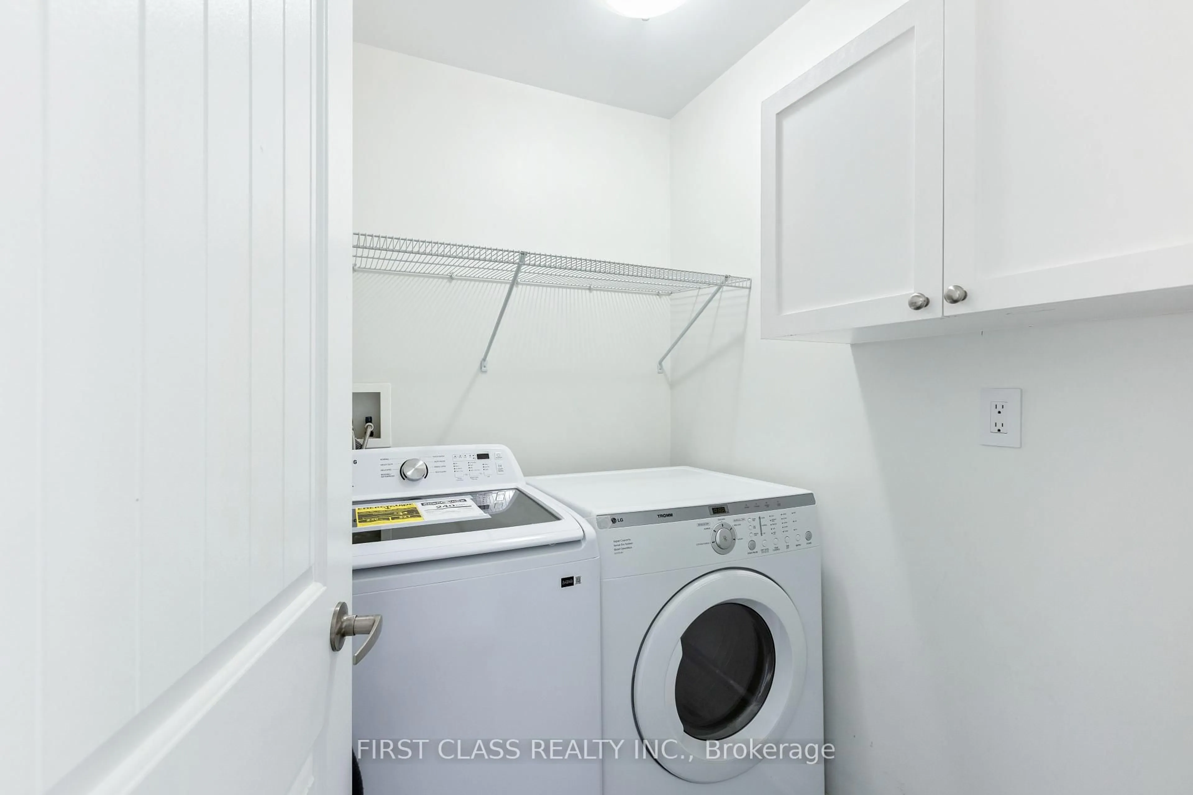 Laundry room for 802 Yates Dr, Milton Ontario L9T 0E7