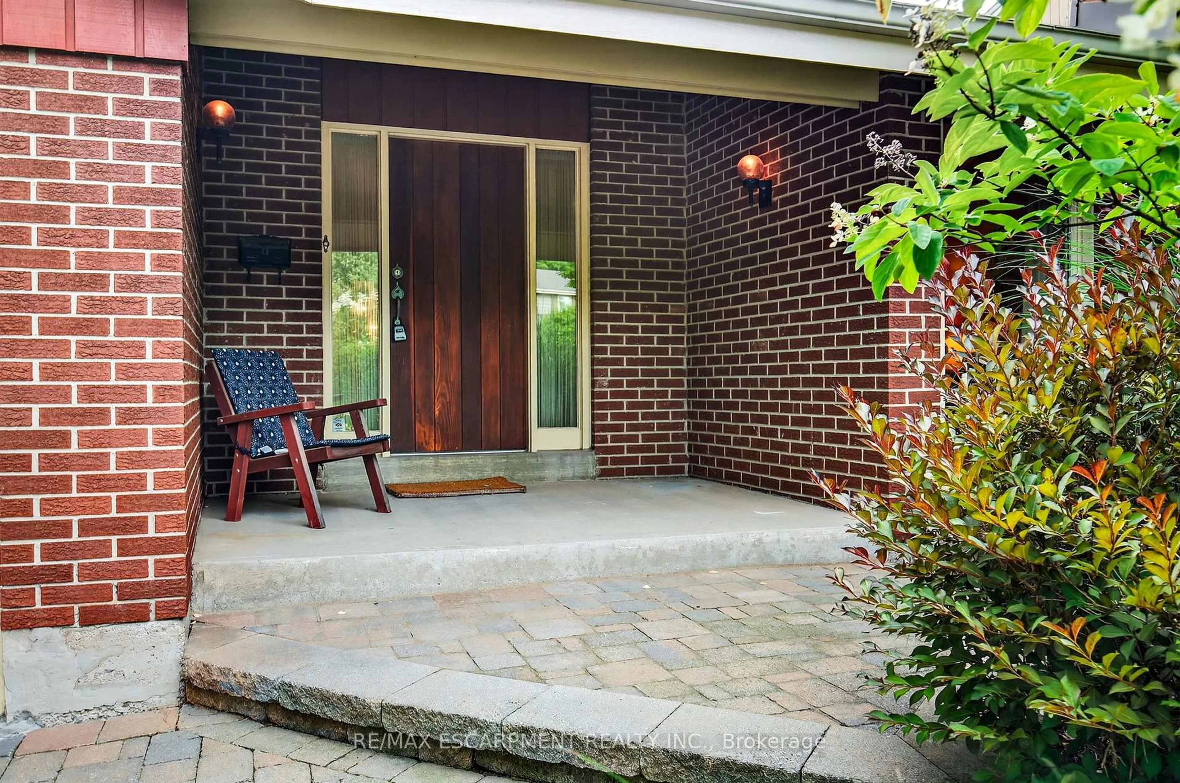 Home with brick exterior material, street for 2280 Mansfield Dr, Burlington Ontario L7P 3J4