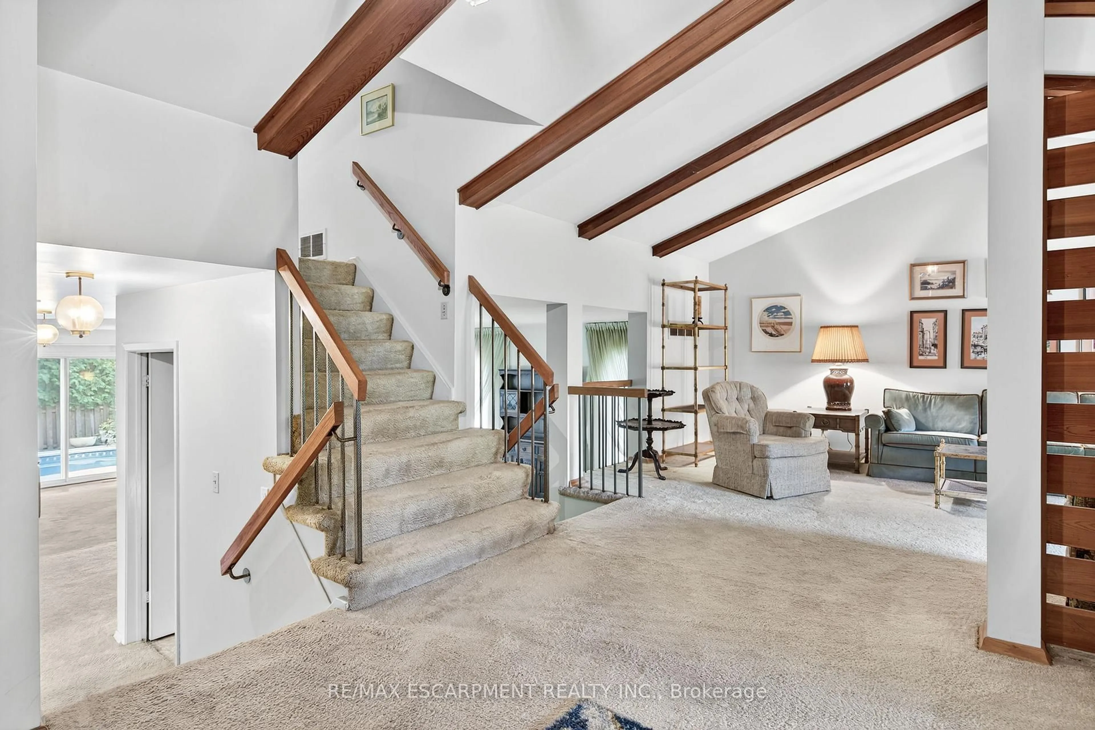 Indoor foyer for 2280 Mansfield Dr, Burlington Ontario L7P 3J4