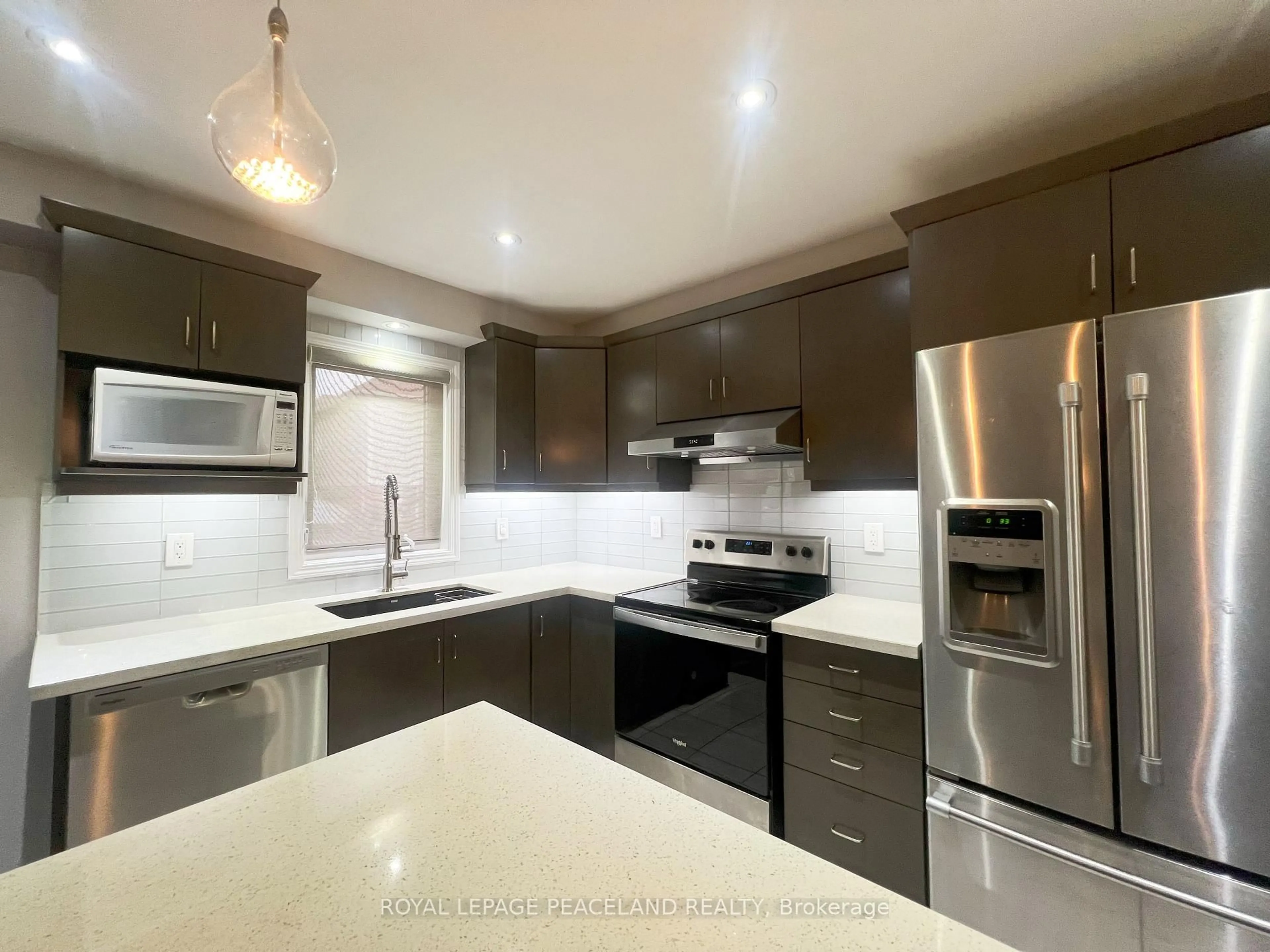 Open concept kitchen, ceramic/tile floor for 27 Leadenhall Rd, Brampton Ontario L7A 4G4