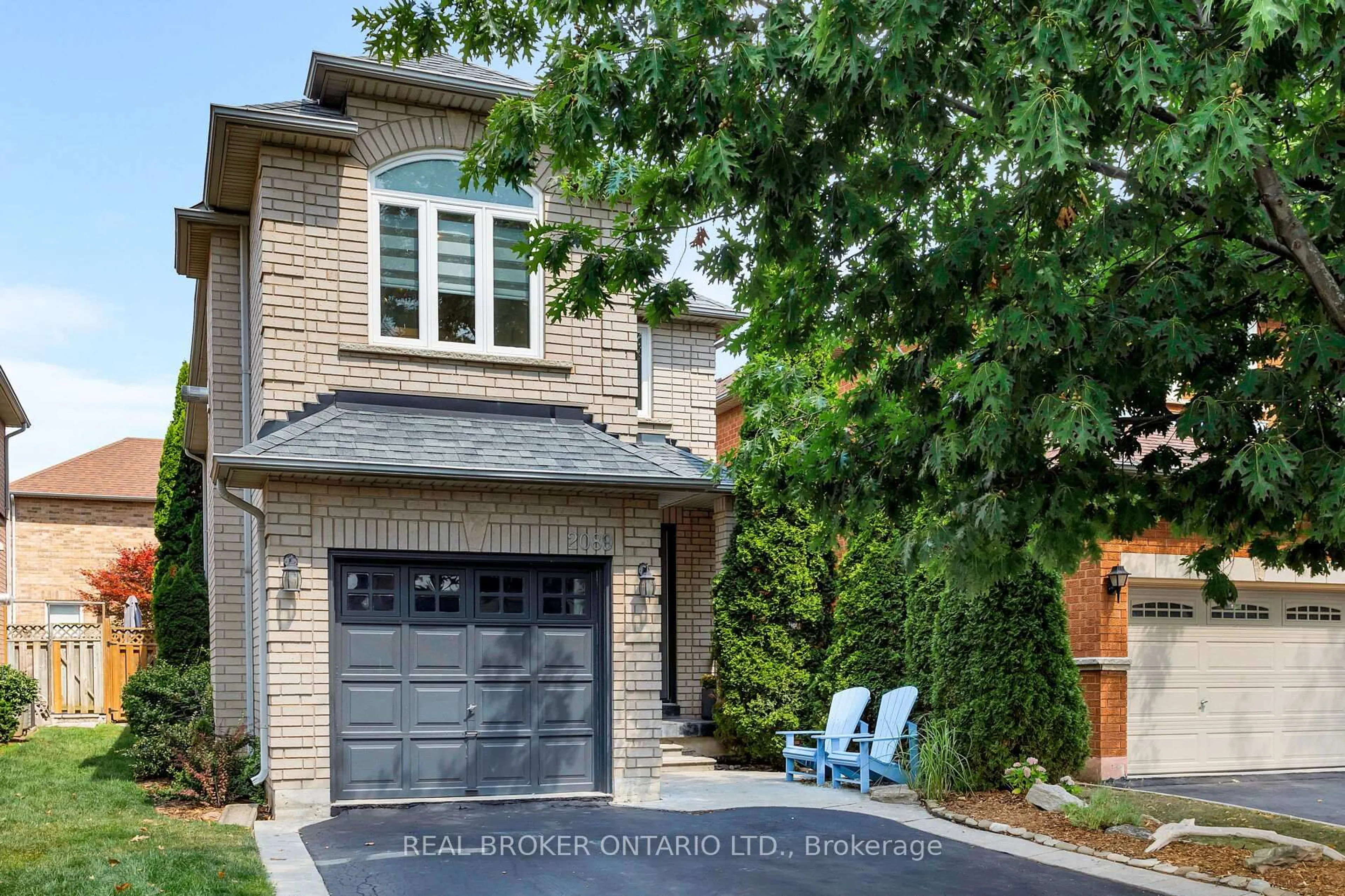 Home with brick exterior material, street for 2089 Shorncliffe Blvd, Oakville Ontario L6M 3N8