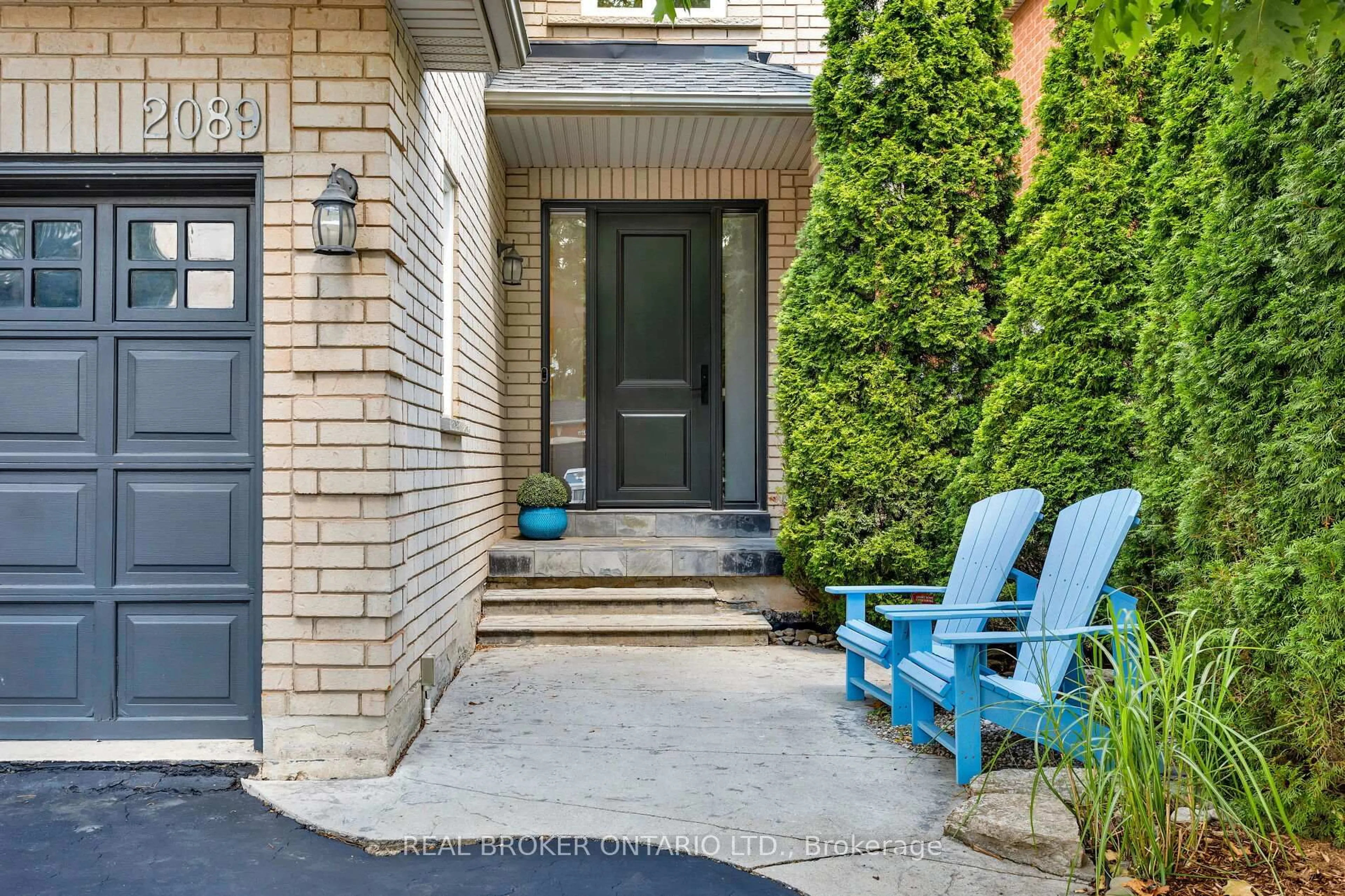 Indoor entryway for 2089 Shorncliffe Blvd, Oakville Ontario L6M 3N8