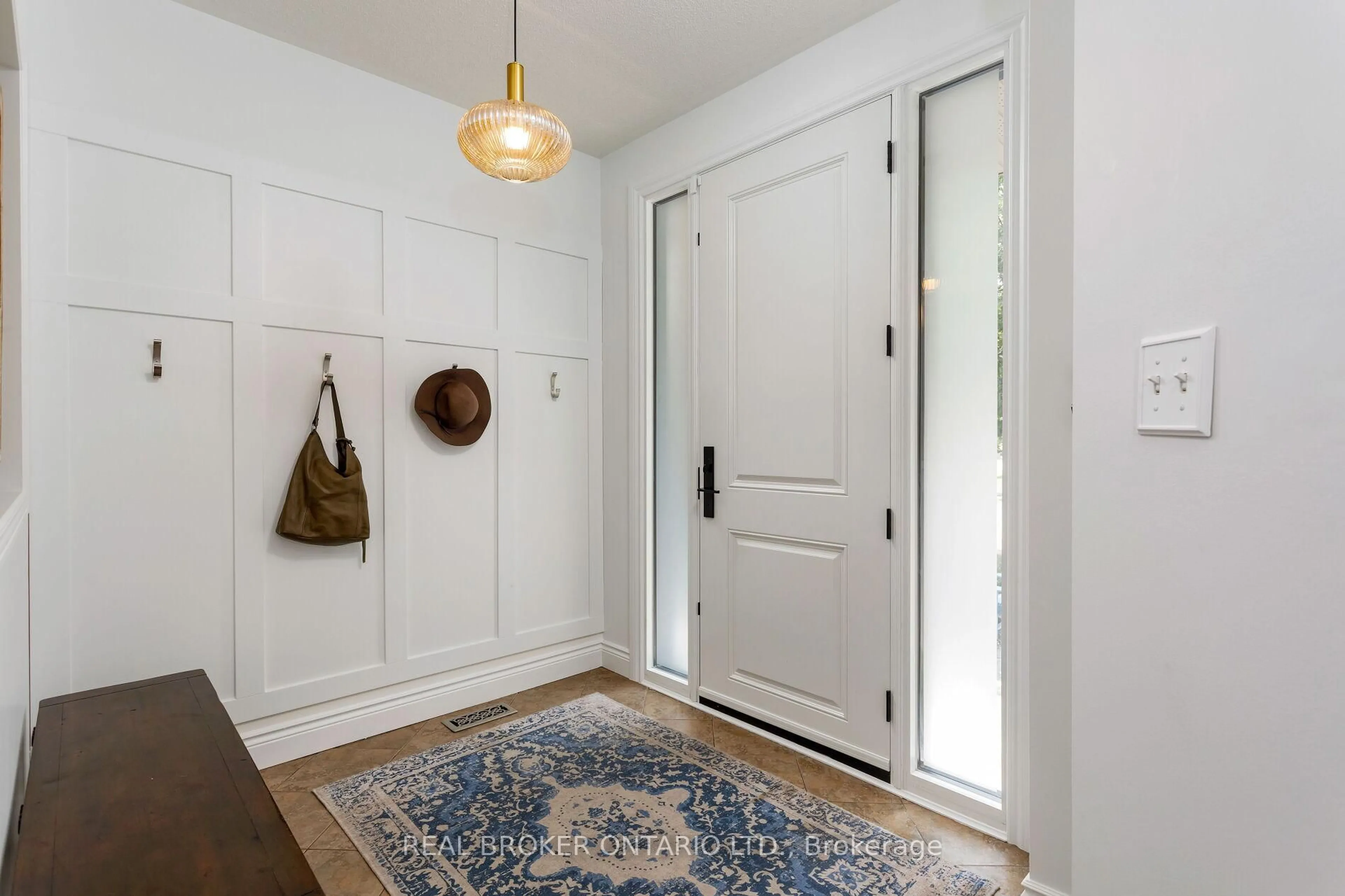 Indoor entryway for 2089 Shorncliffe Blvd, Oakville Ontario L6M 3N8