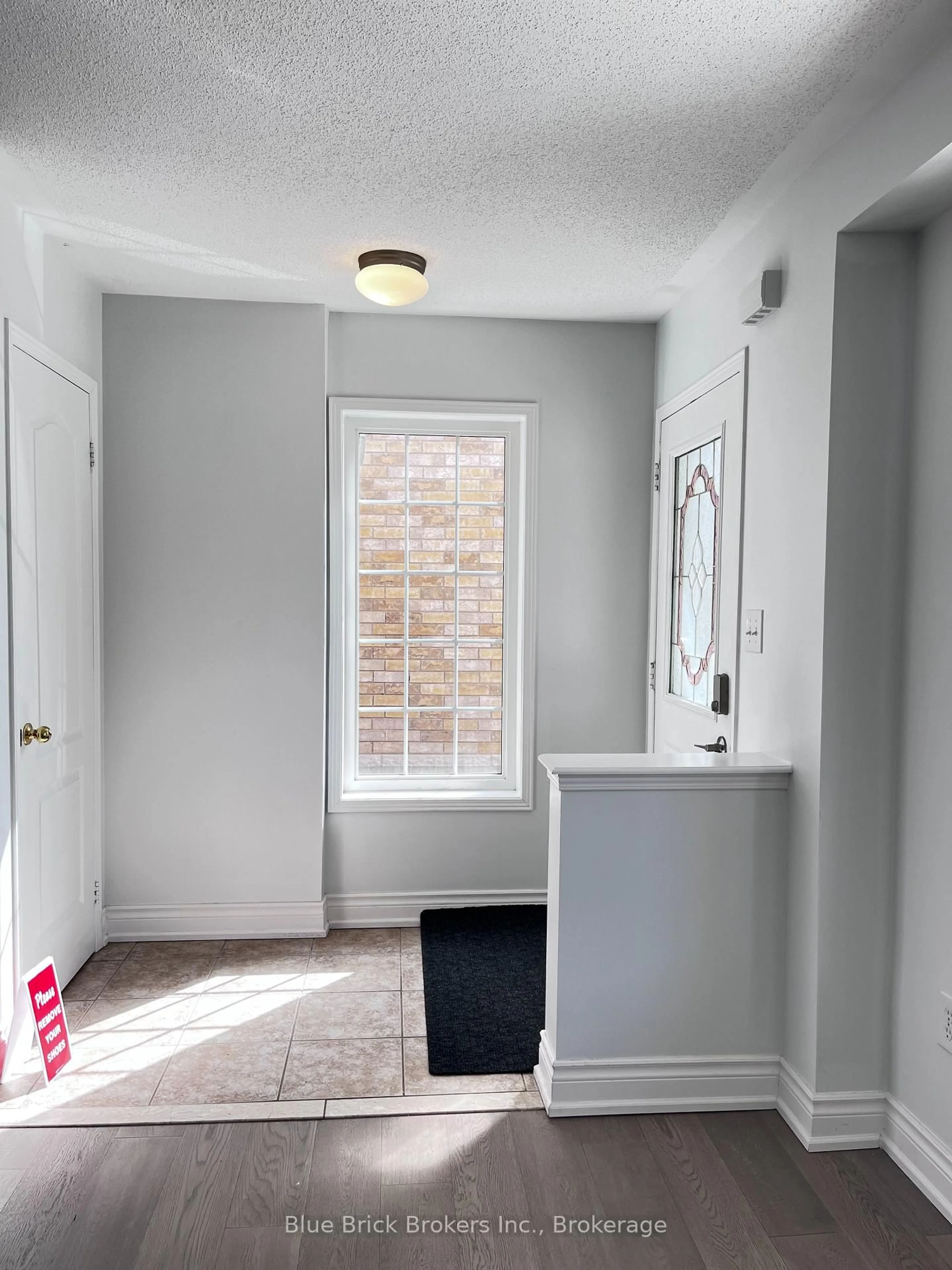 Indoor entryway for 2395 Curtis Rd, Burlington Ontario L7L 7M4