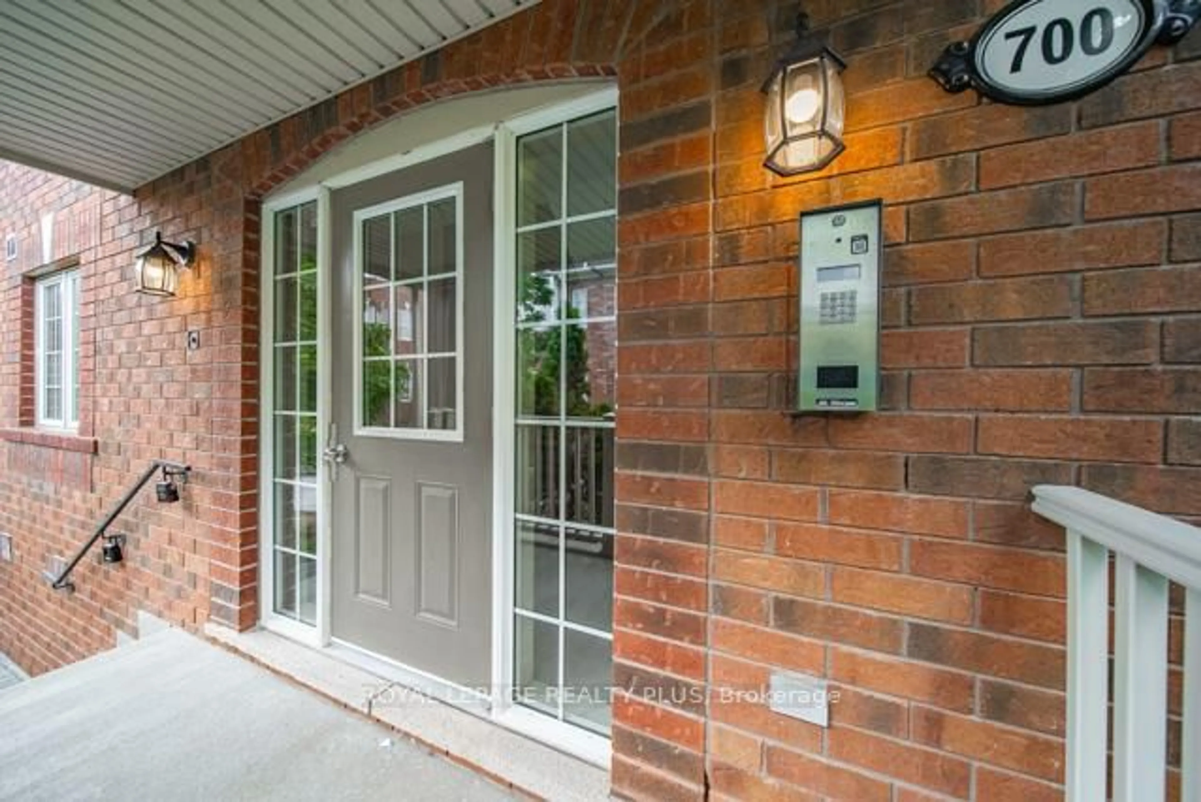 Home with brick exterior material, street for 700 Neighbourhood Circ #4, Mississauga Ontario L5B 0A6