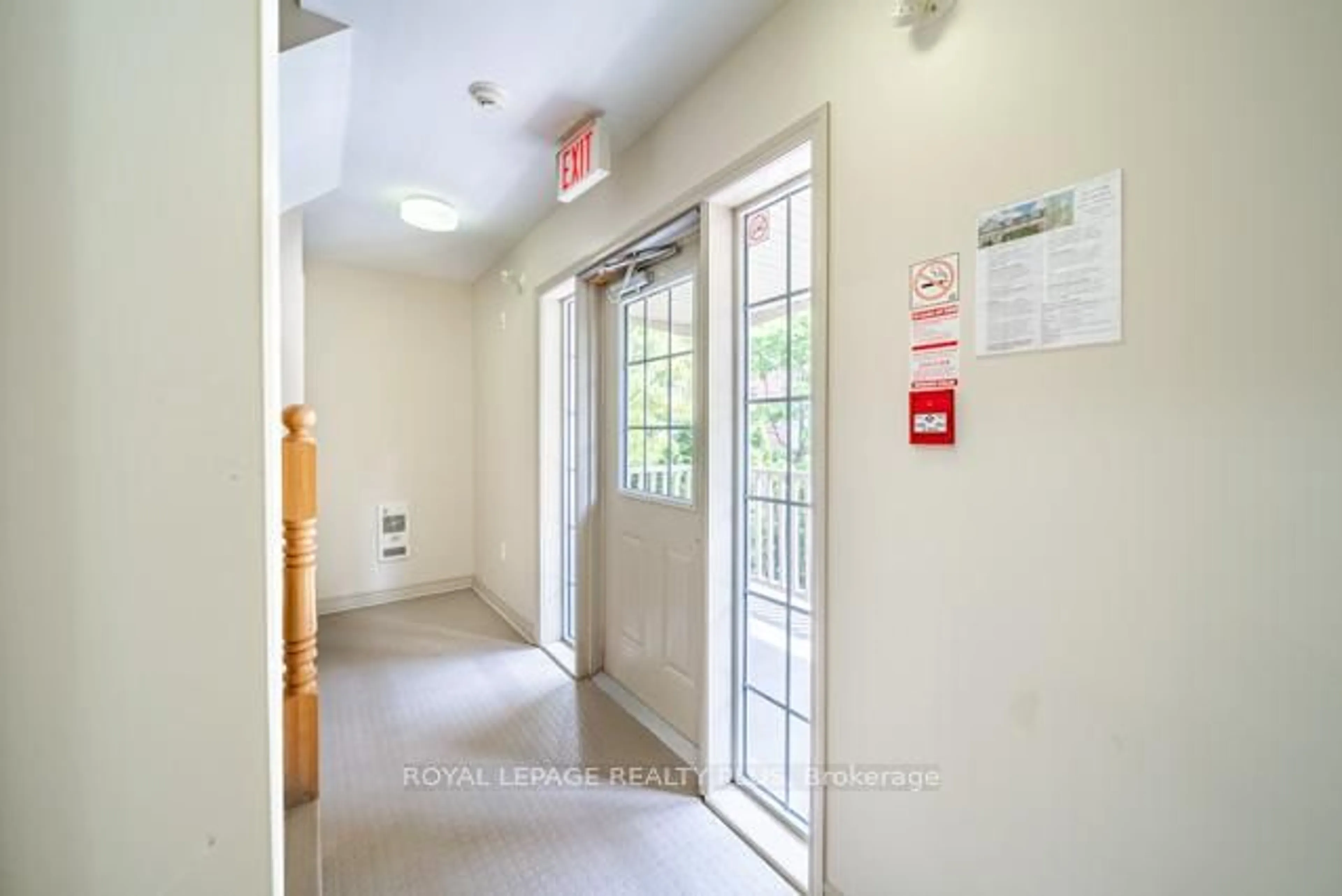 Indoor foyer for 700 Neighbourhood Circ #4, Mississauga Ontario L5B 0A6
