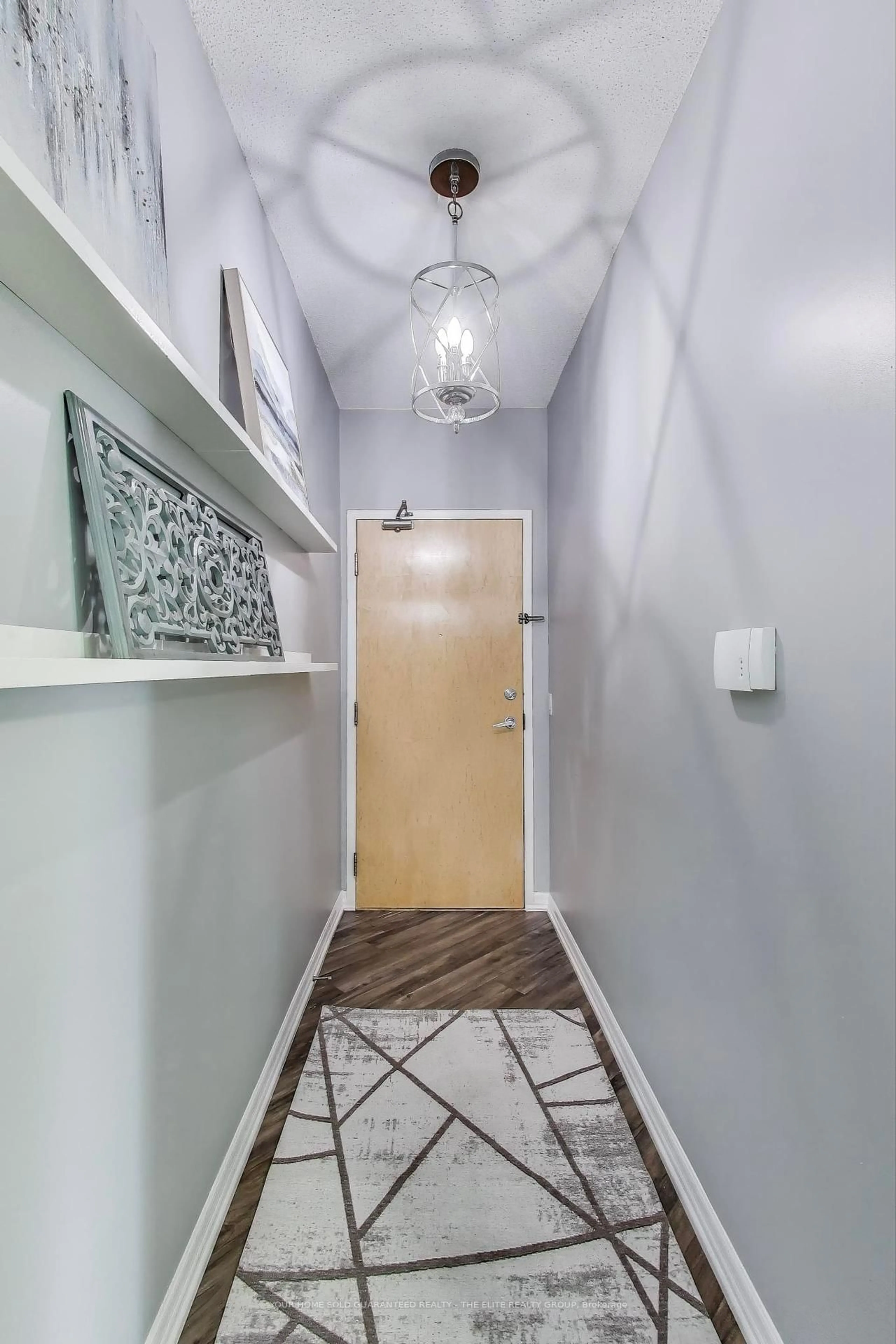 Indoor entryway for 220 Burnhamthorpe Rd #1107, Mississauga Ontario L5B 3Y5
