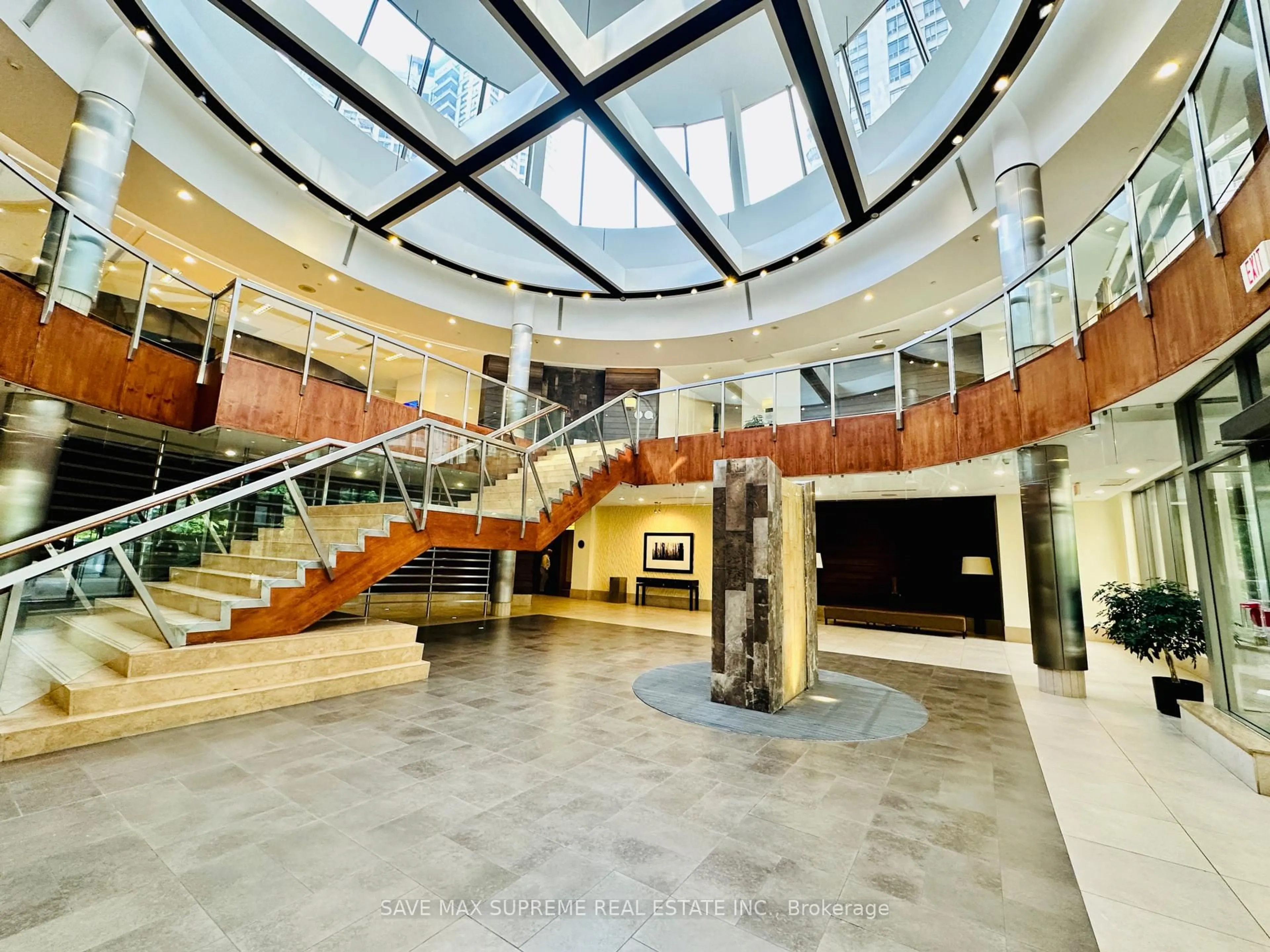 Indoor foyer for 3888 Duke Of York Blvd #527, Mississauga Ontario L5B 4P5