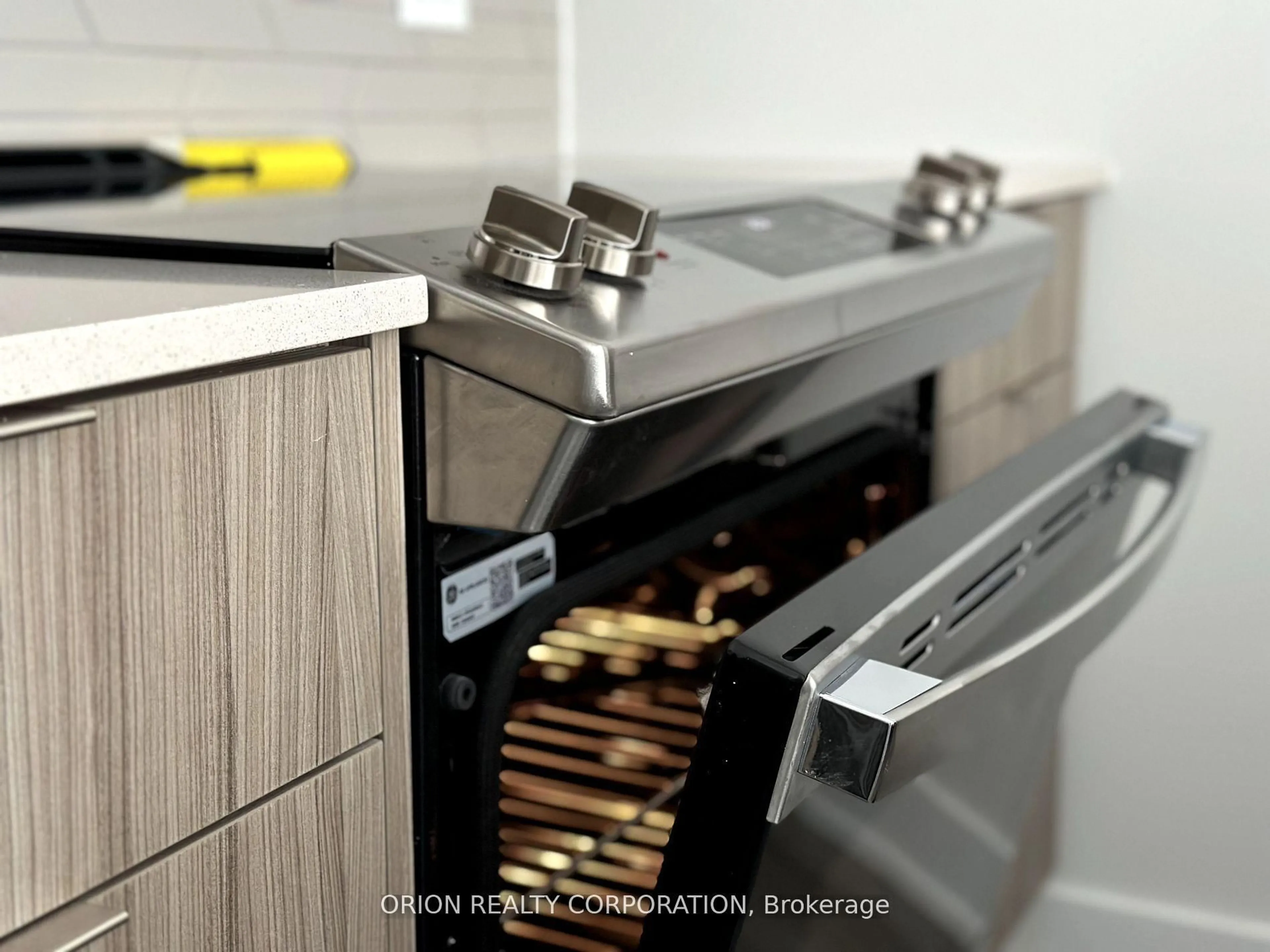 Contemporary kitchen, unknown for 430 Square One Dr #510, Mississauga Ontario L5B 0L6