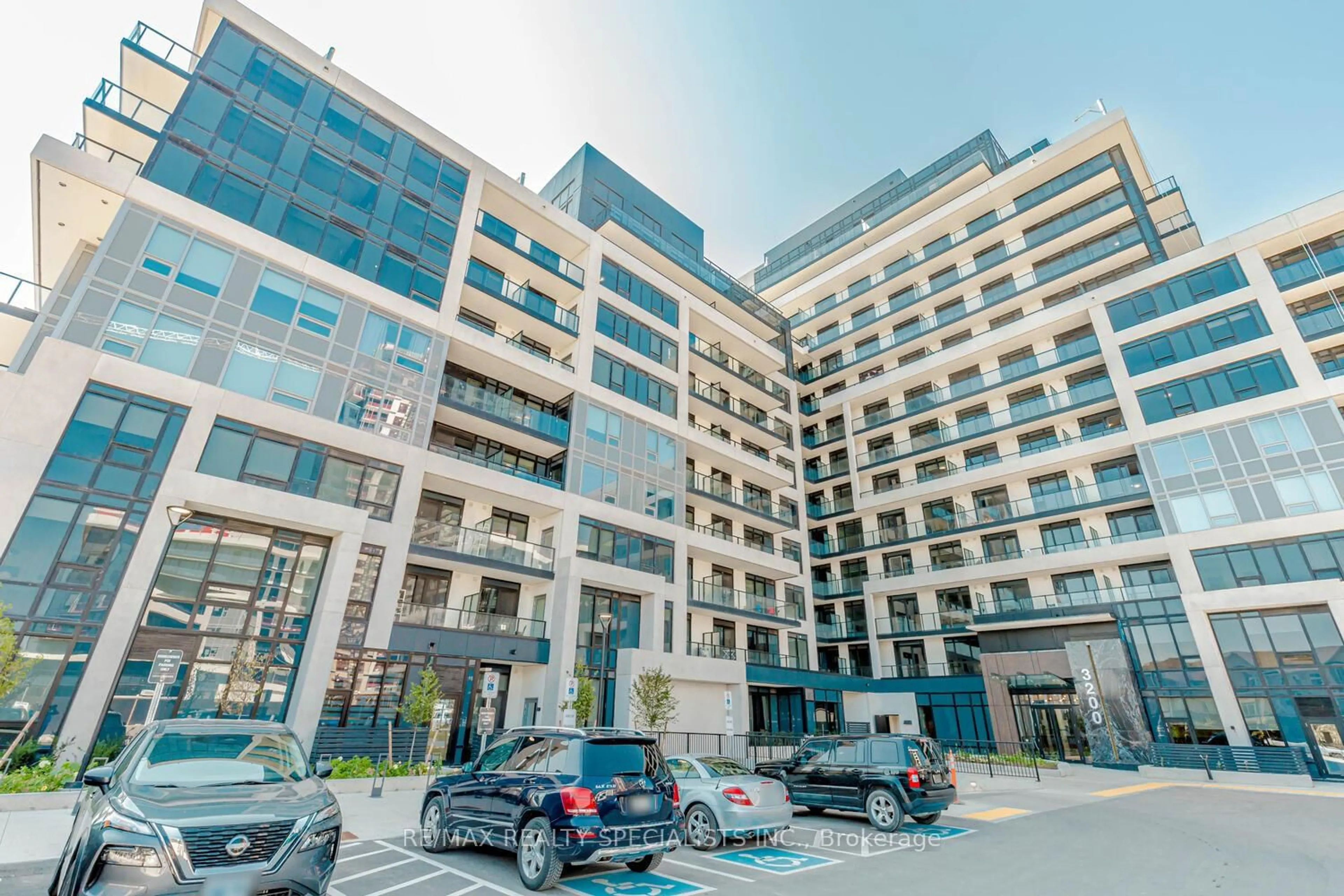 Indoor foyer for 3200 William Coltson Ave #726, Oakville Ontario L6H 7C2