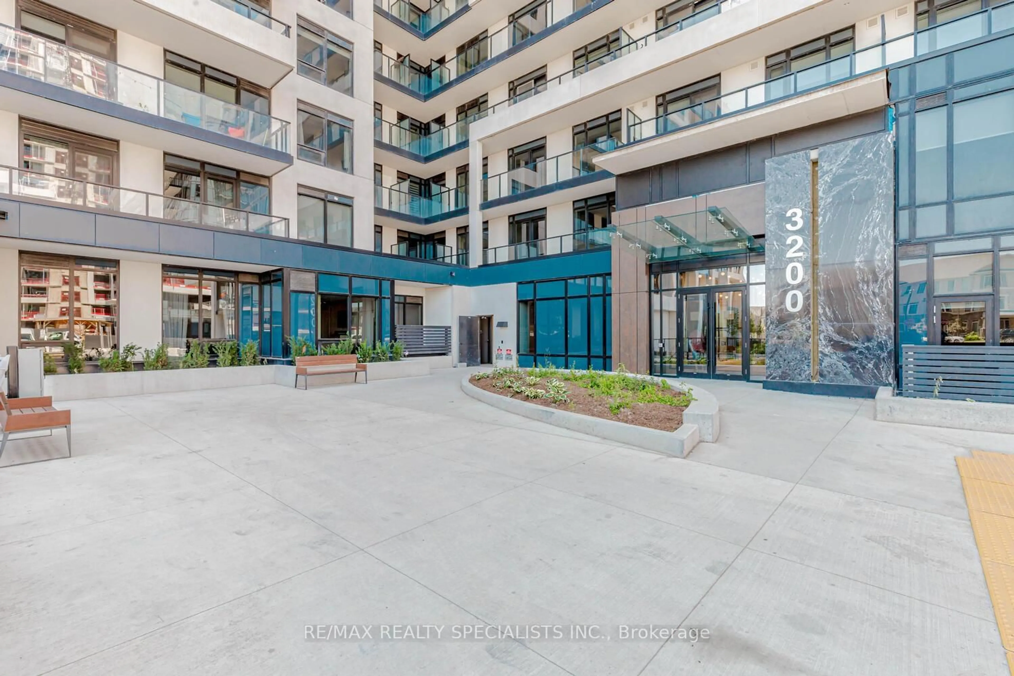 Indoor foyer for 3200 William Coltson Ave #726, Oakville Ontario L6H 7C2