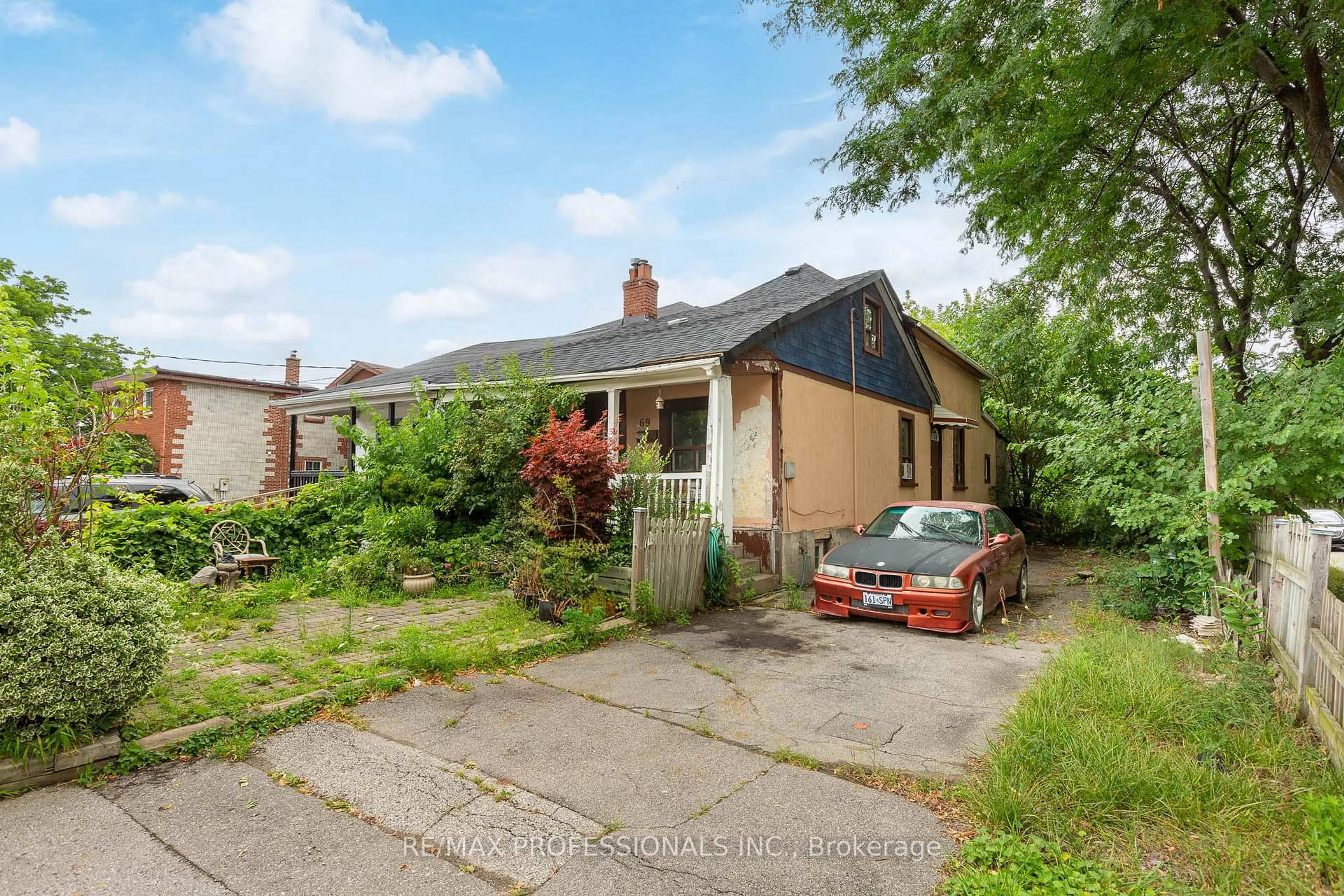 A pic from outside/outdoor area/front of a property/back of a property/a pic from drone, street for 69 Chiswick Ave, Toronto Ontario M6M 4V2