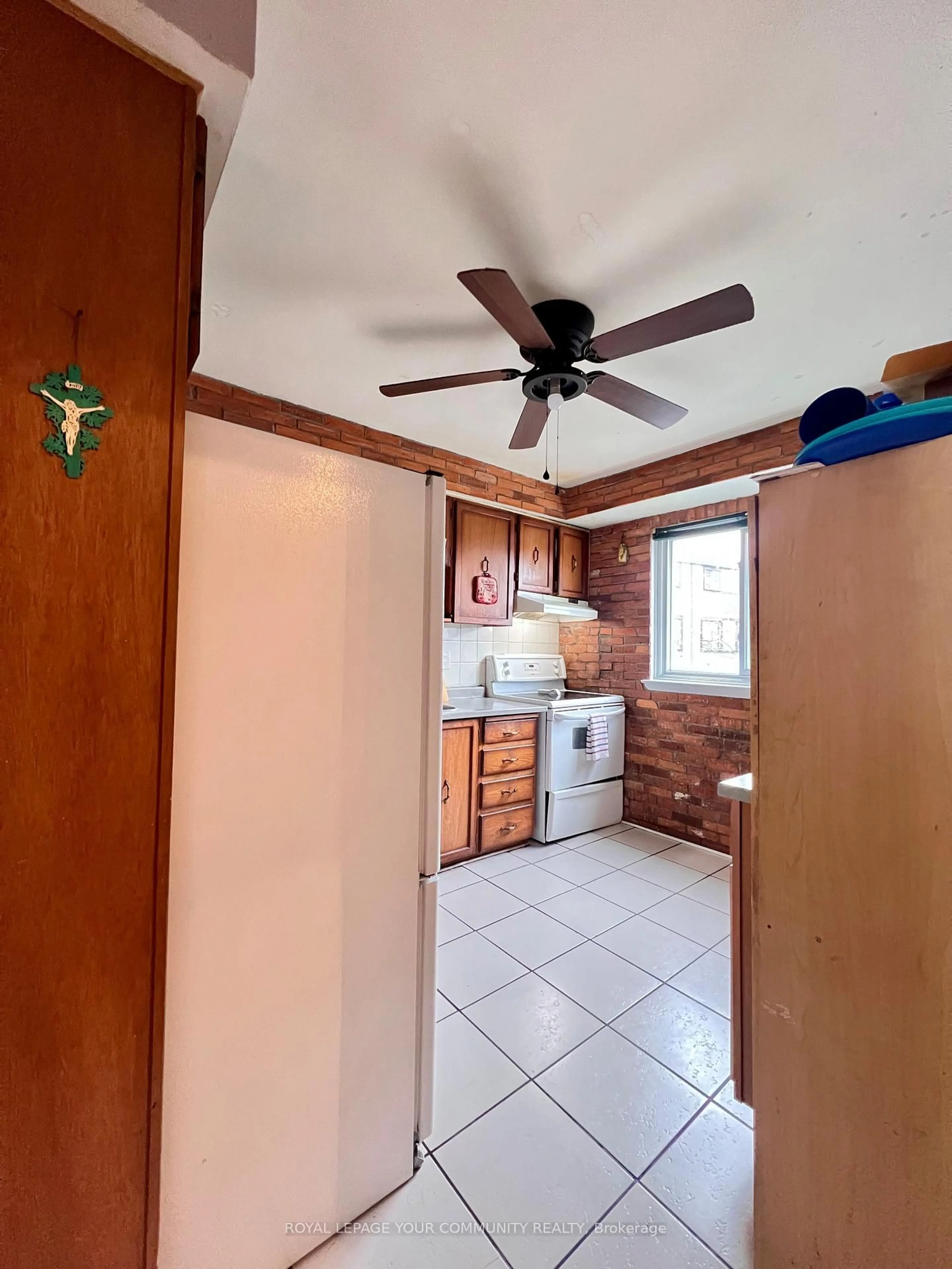 A pic of a room for 14 Moregate Cres, Brampton Ontario L6S 3K9