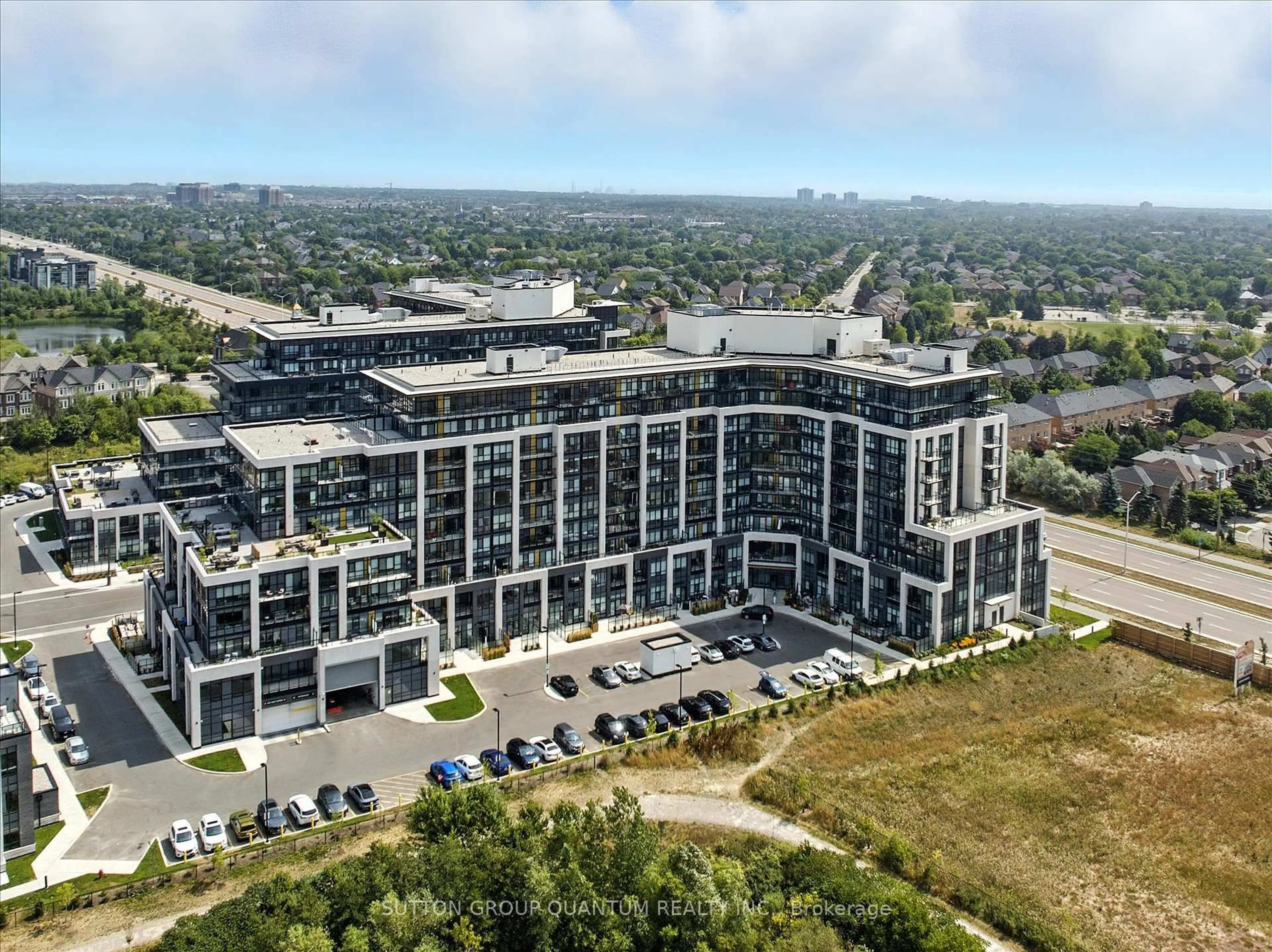 A pic from outside/outdoor area/front of a property/back of a property/a pic from drone, building for 405 Dundas St #PHO6, Oakville Ontario L6M 4M2