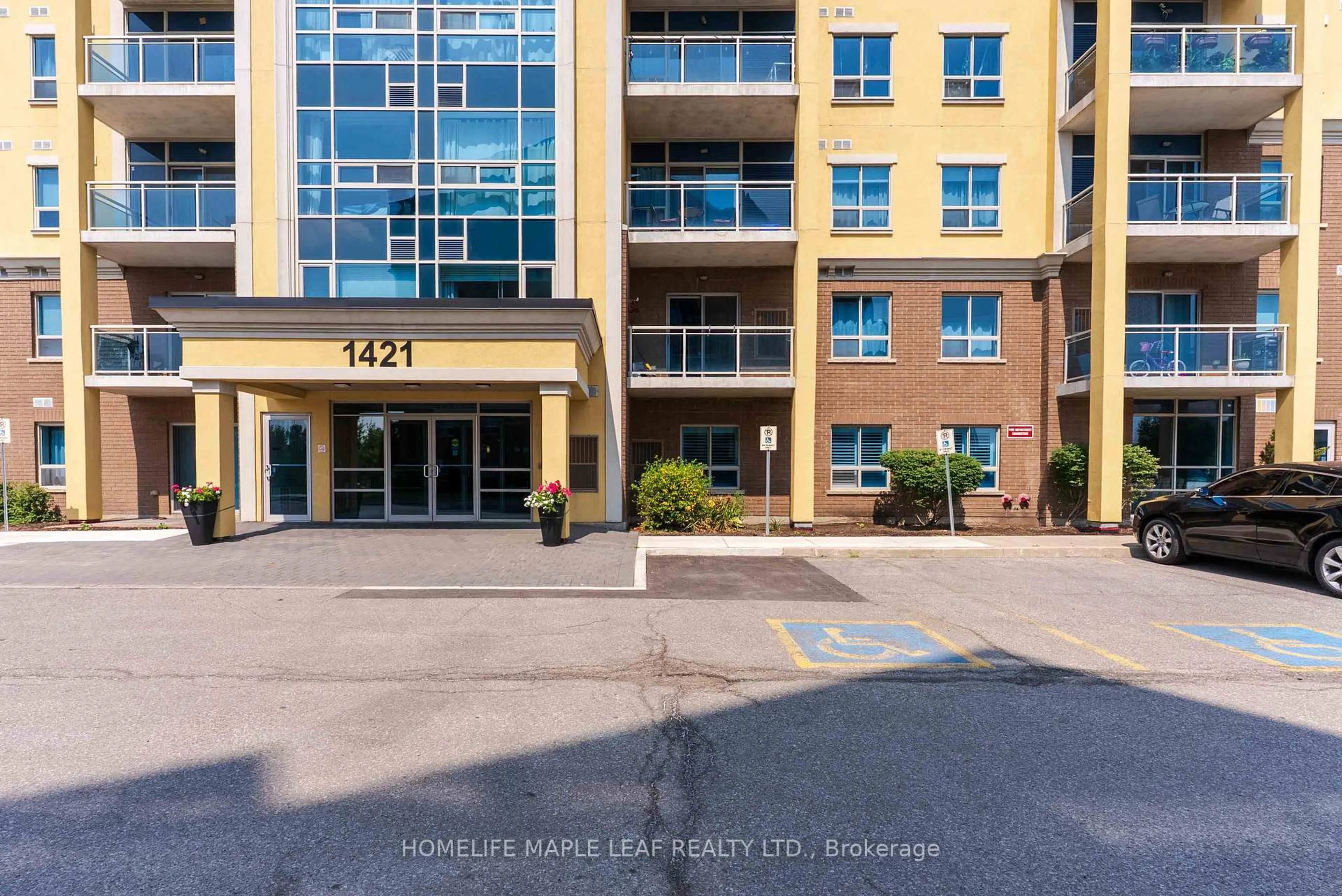 Indoor foyer for 1421 Costigan Rd #307, Milton Ontario L9T 2N4