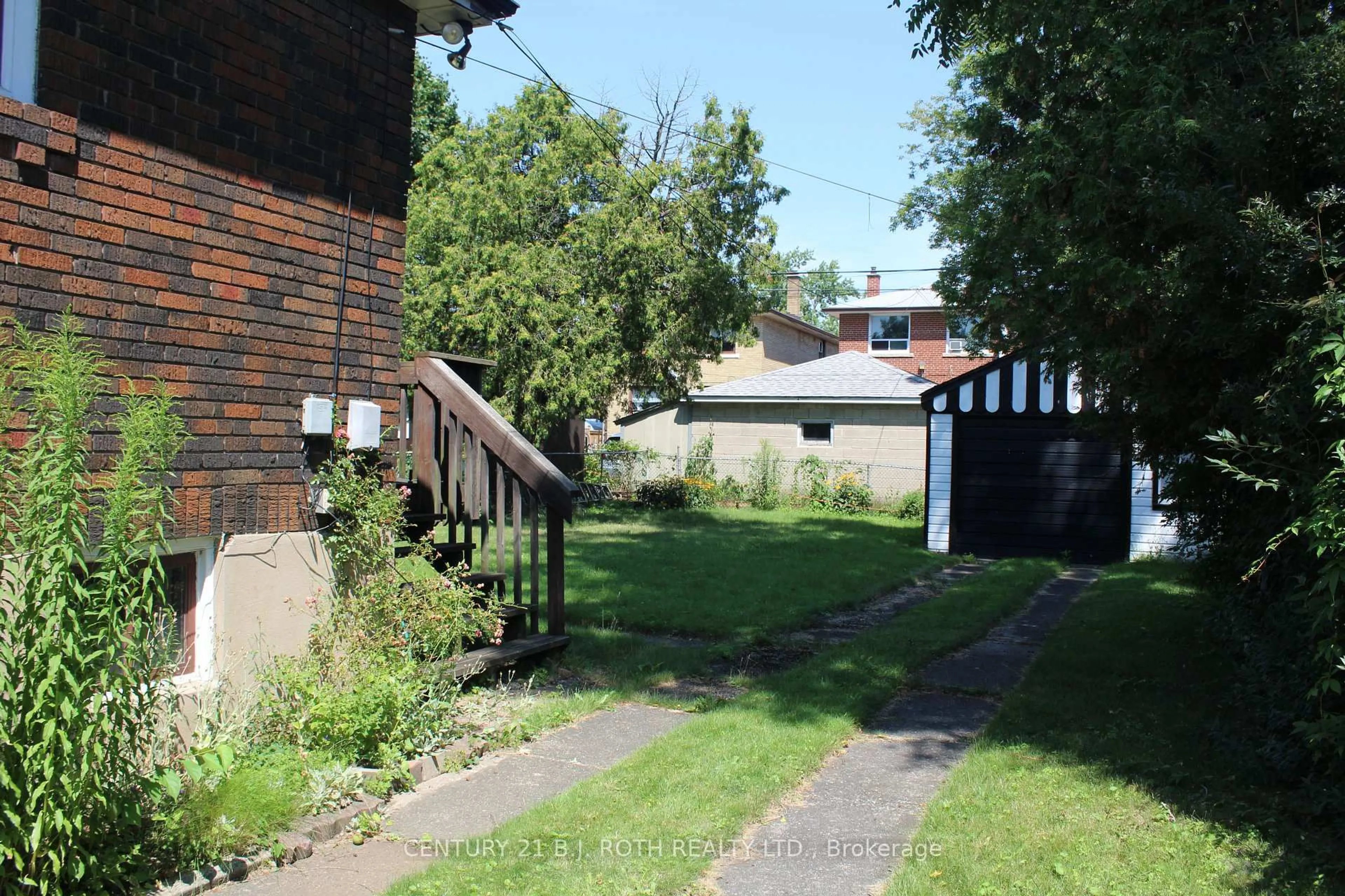 A pic from outside/outdoor area/front of a property/back of a property/a pic from drone, street for 5 Twentieth St, Toronto Ontario M8V 3L5