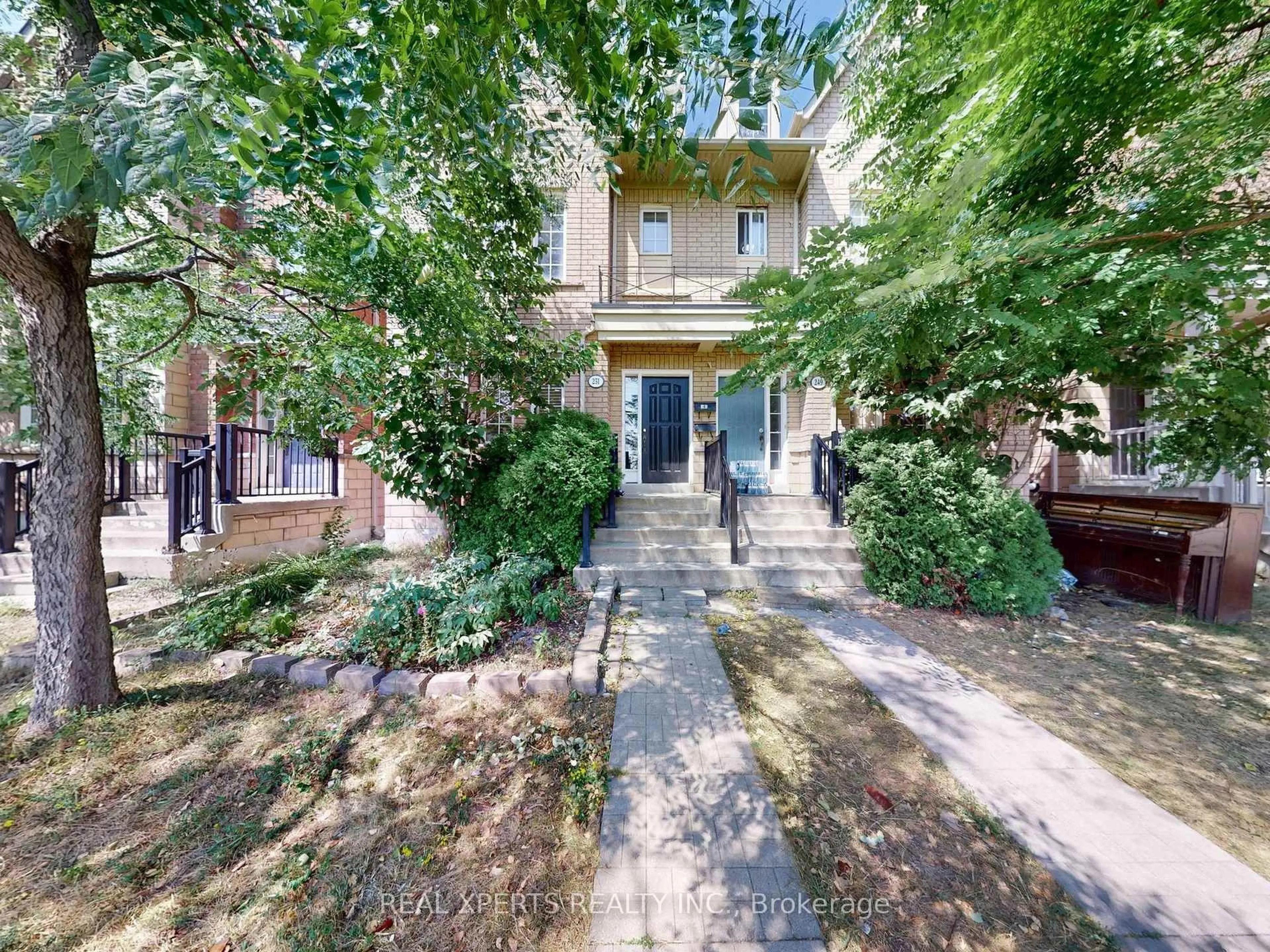 A pic from outside/outdoor area/front of a property/back of a property/a pic from drone, street for 251 Murray Ross Pkwy, Toronto Ontario M3J 0G4