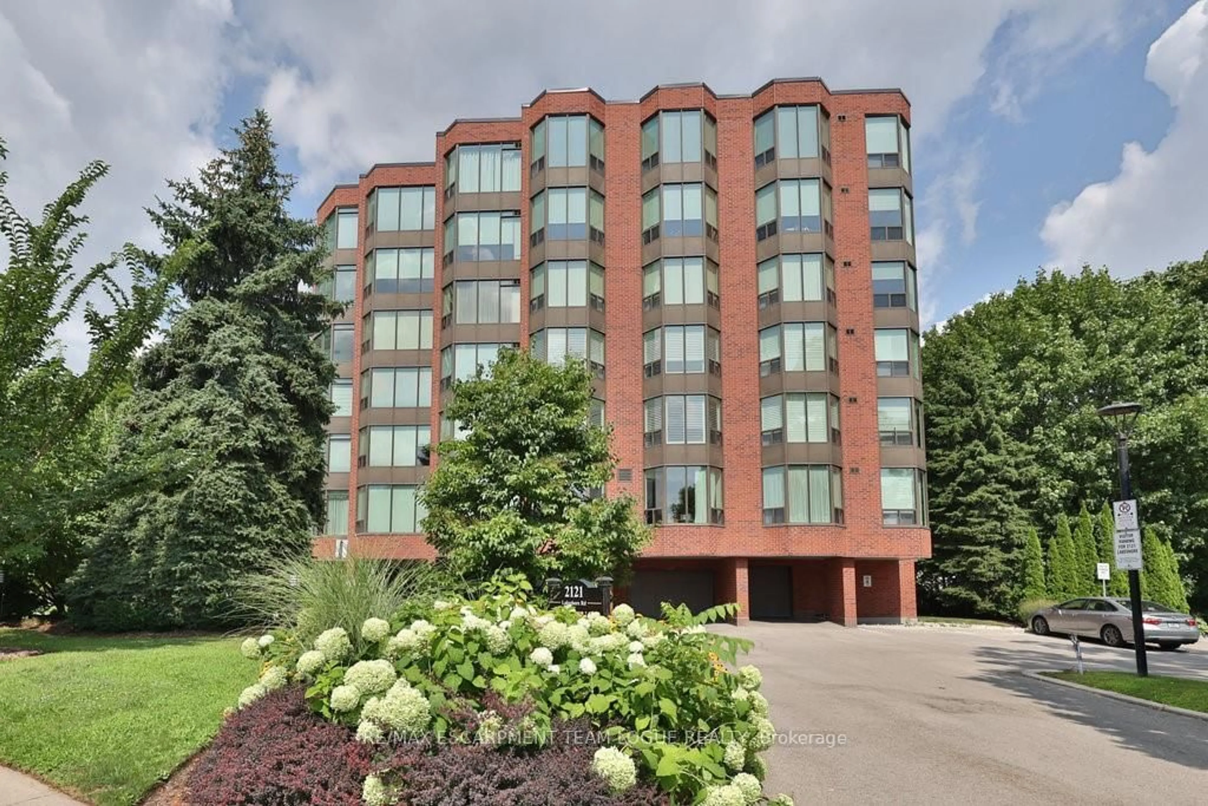 Indoor foyer for 2121 Lakeshore Rd #502, Burlington Ontario L7R 1C9