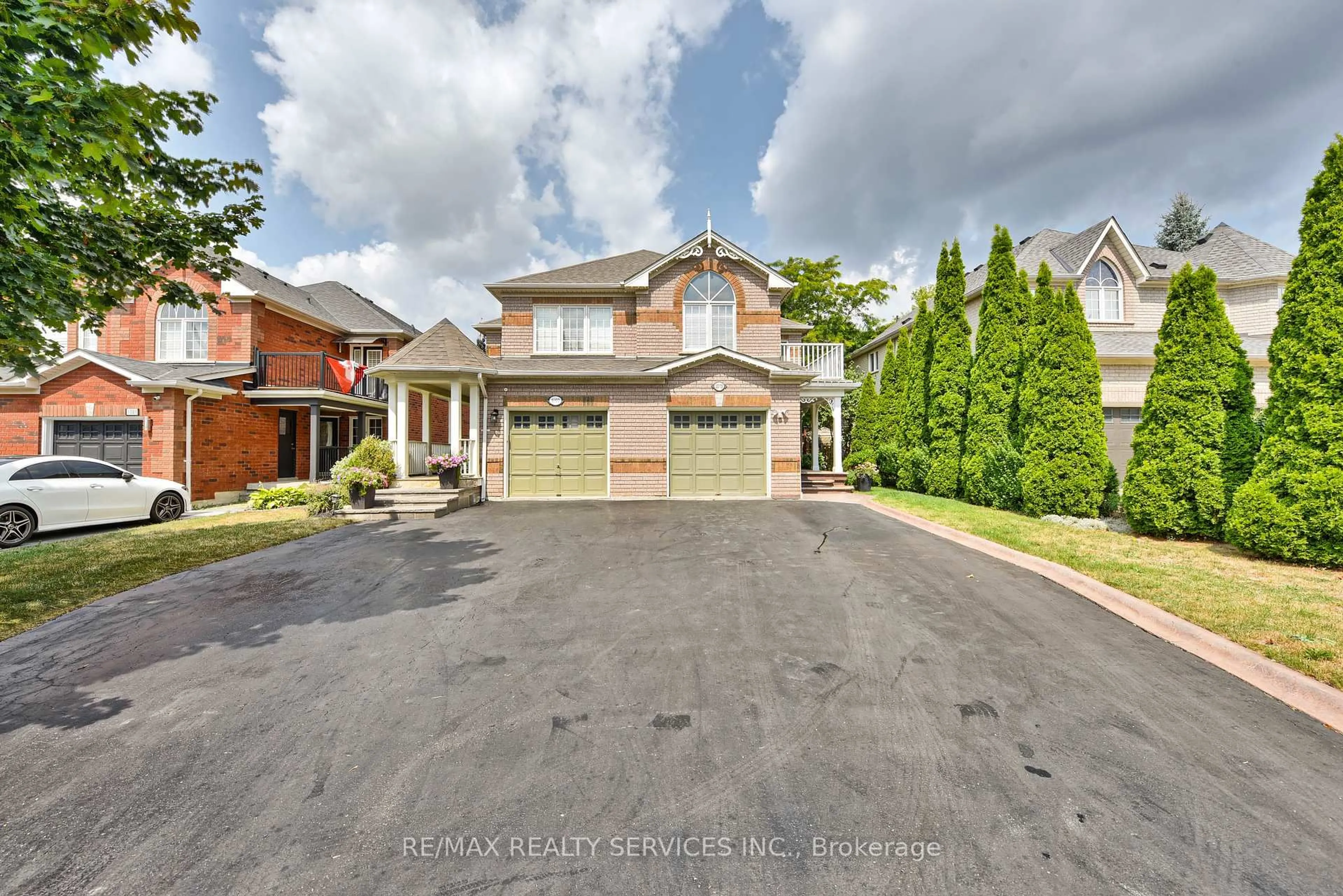 Home with brick exterior material, street for 1075 Carding Mill Pl, Mississauga Ontario L5W 1C6