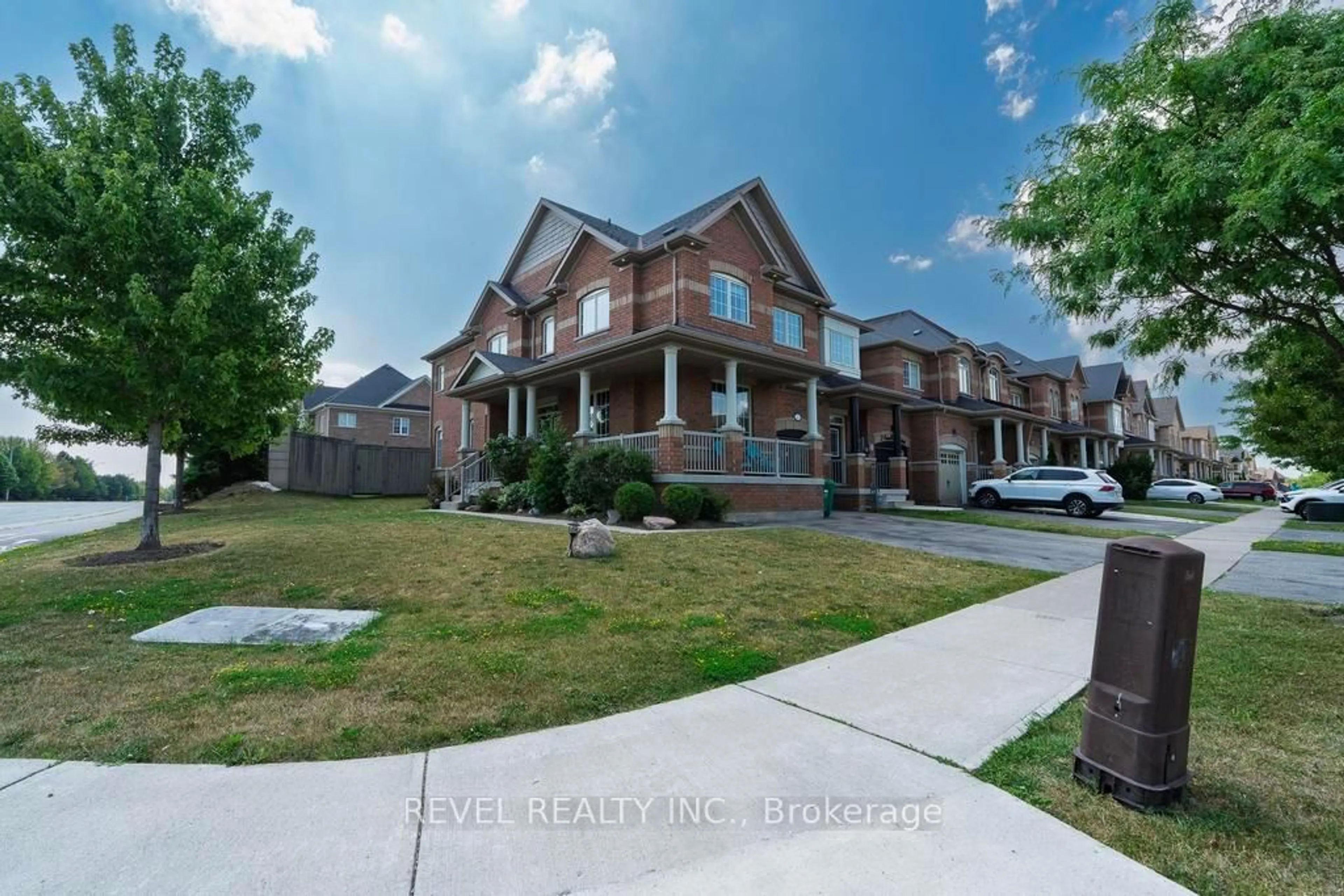 A pic from outside/outdoor area/front of a property/back of a property/a pic from drone, street for 1 Coastline Dr, Brampton Ontario L6Y 0B4