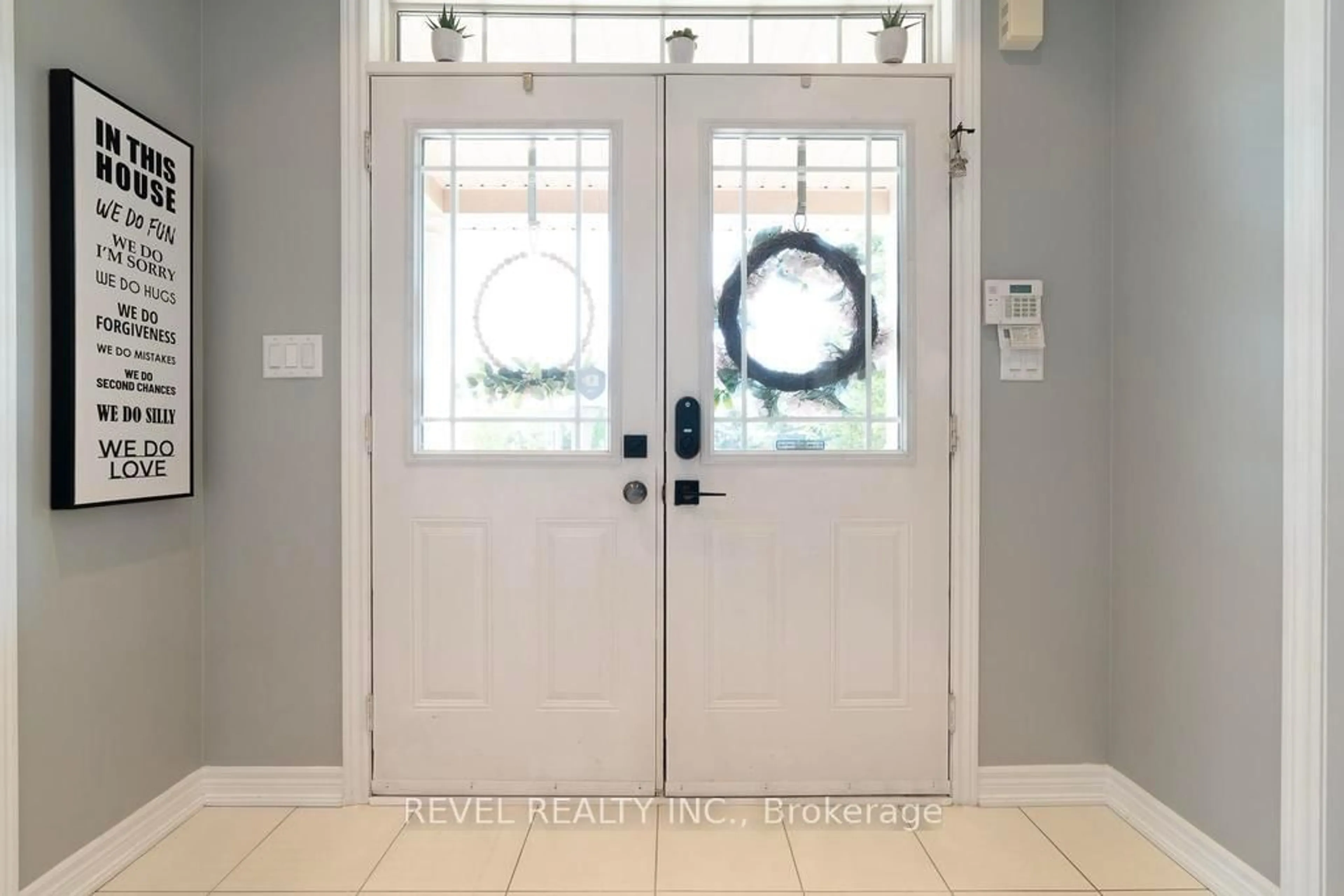 Indoor entryway for 1 Coastline Dr, Brampton Ontario L6Y 0B4