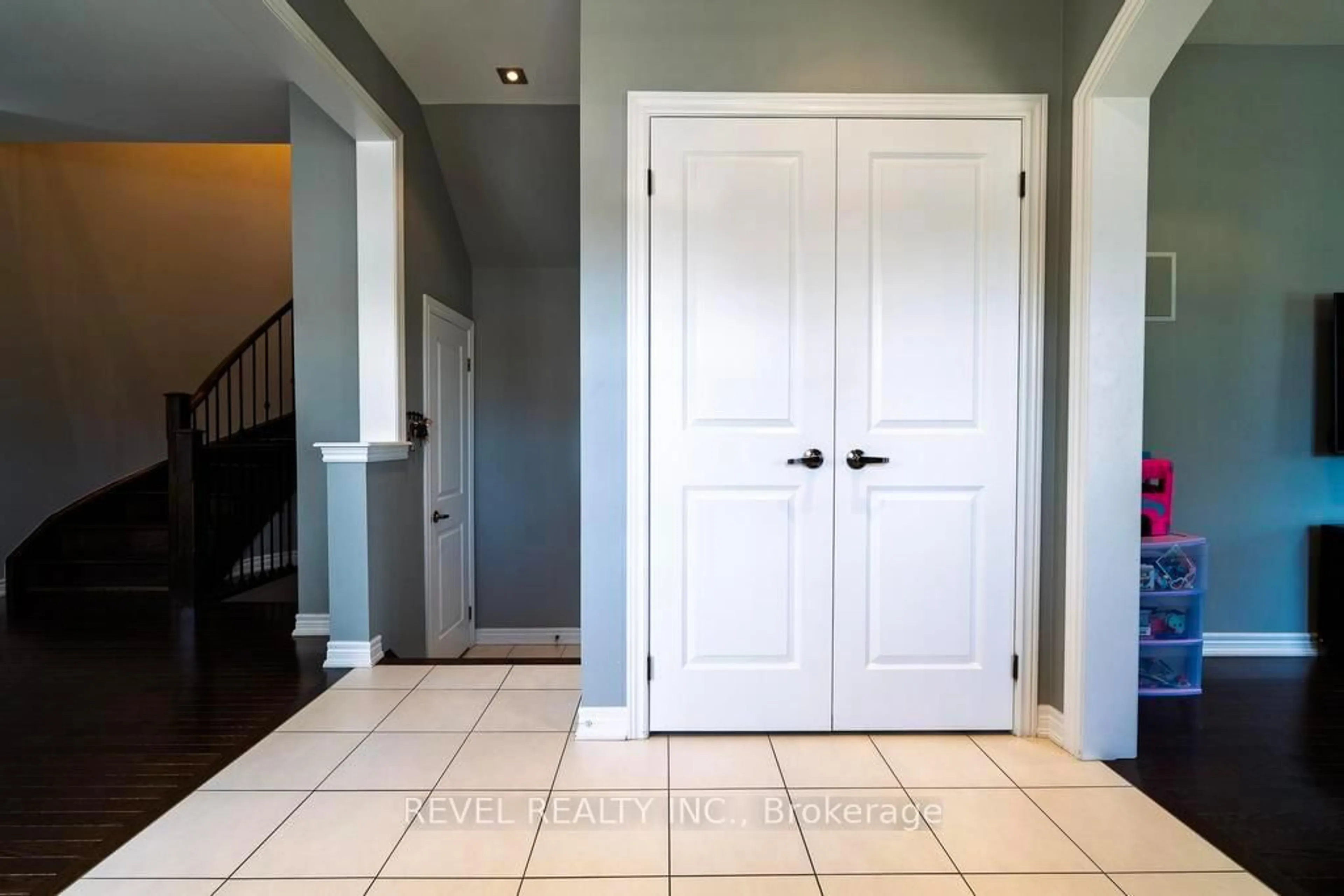 Indoor entryway for 1 Coastline Dr, Brampton Ontario L6Y 0B4
