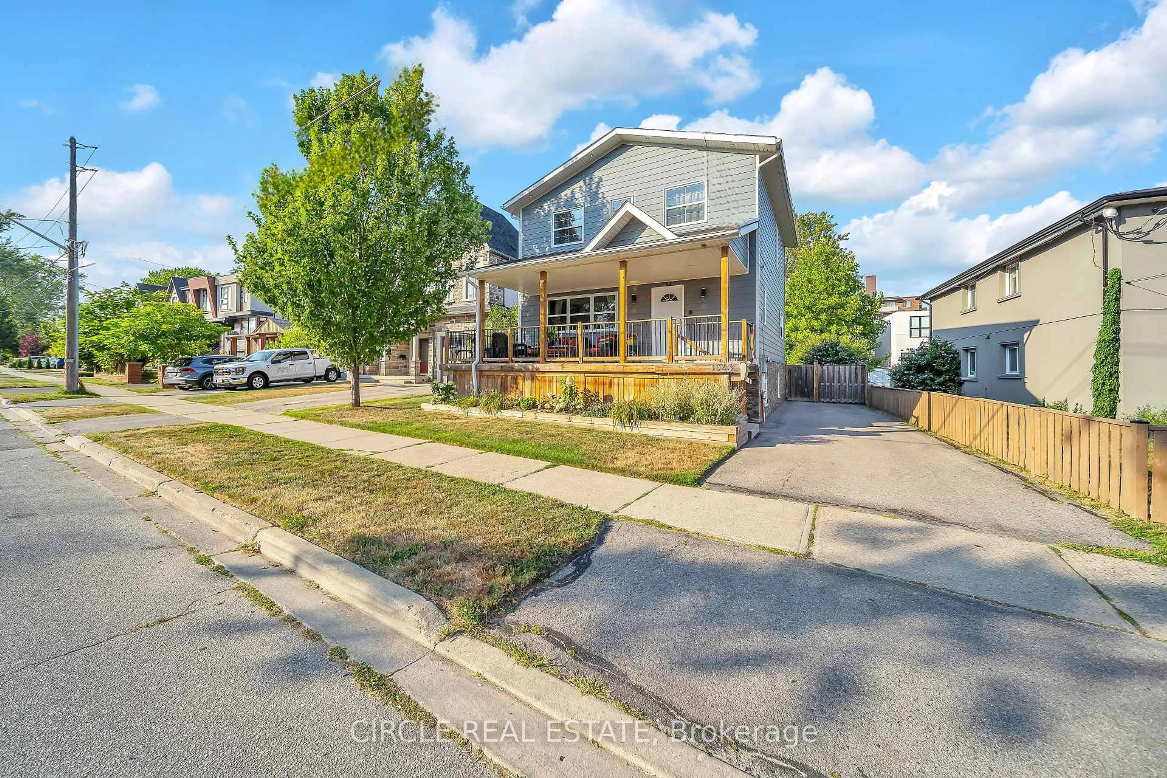 A pic from outside/outdoor area/front of a property/back of a property/a pic from drone, street for 1043 Shaw Dr, Mississauga Ontario L5G 3Z3