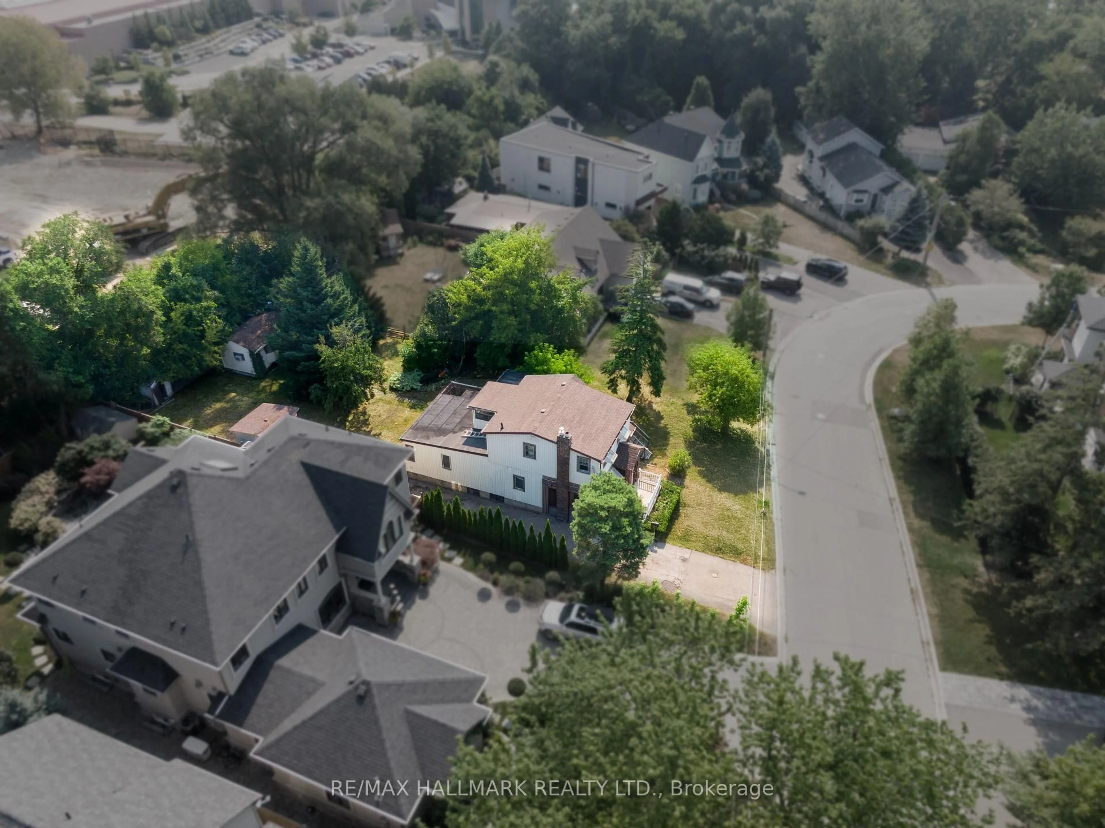 A pic from outside/outdoor area/front of a property/back of a property/a pic from drone, unknown for 724-728 Montbeck Cres, Mississauga Ontario L5G 1P3