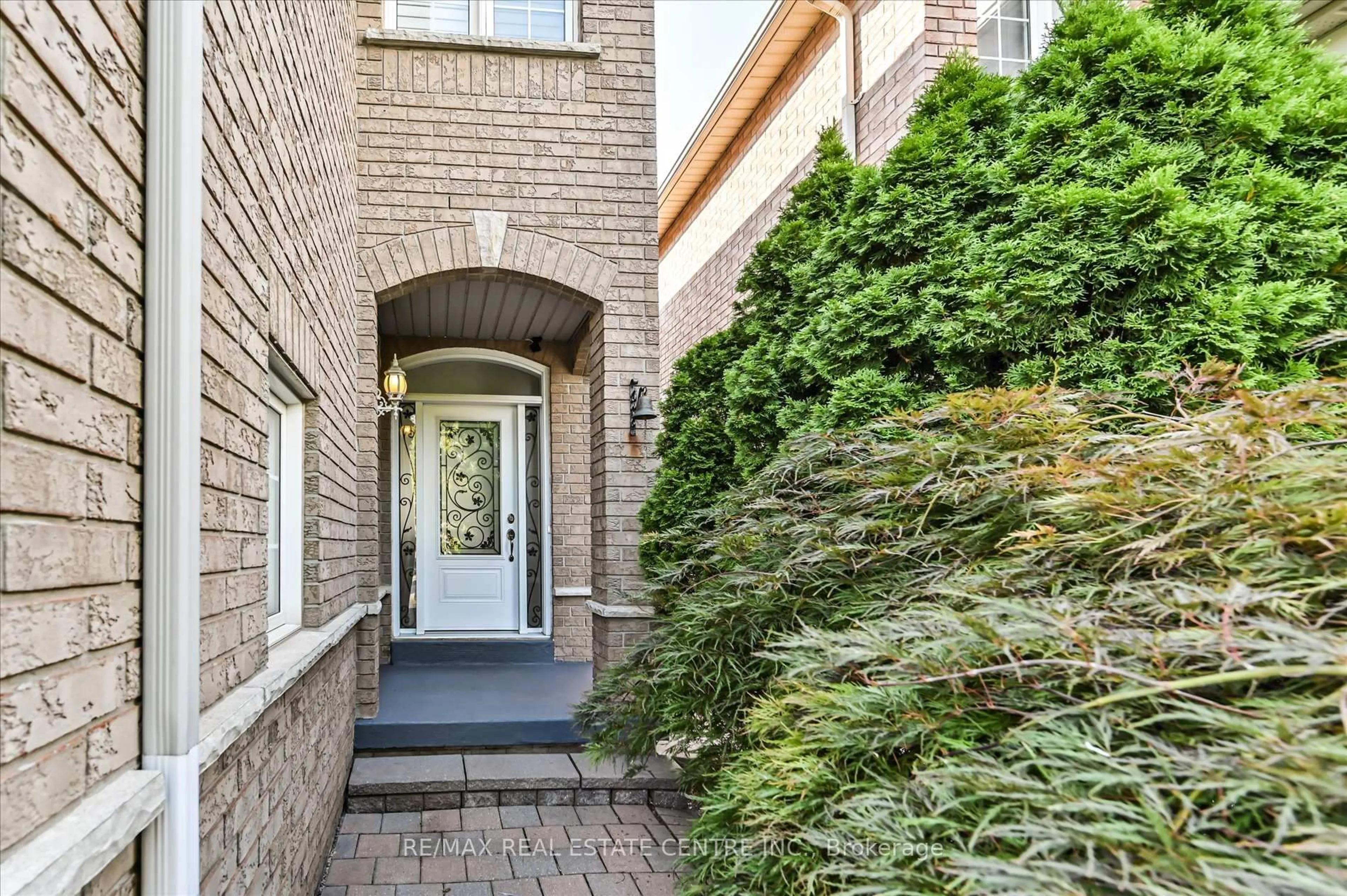 Home with brick exterior material, street for 1091 Windbrook Grve, Mississauga Ontario L5V 2T2