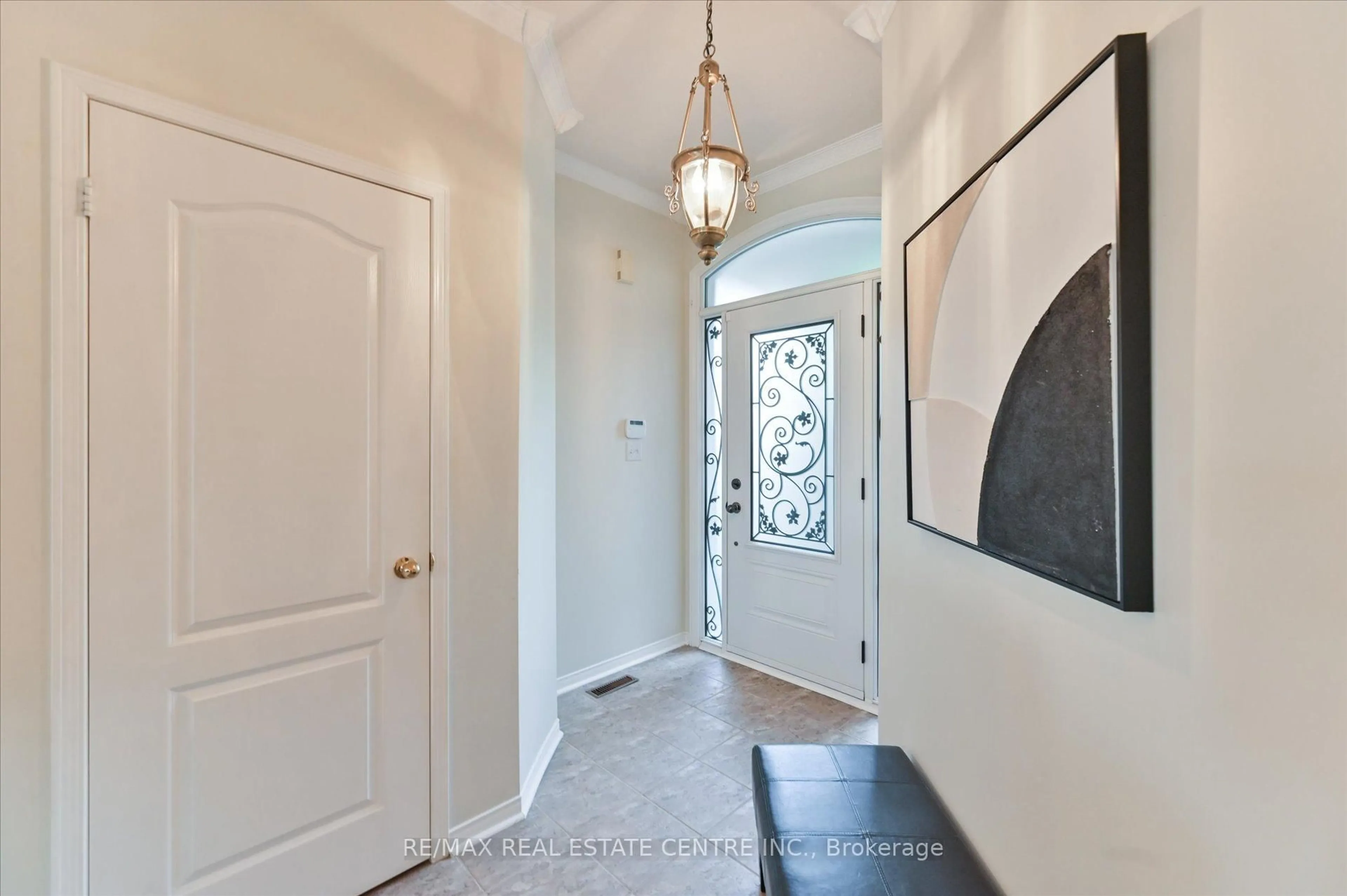 Indoor entryway for 1091 Windbrook Grve, Mississauga Ontario L5V 2T2