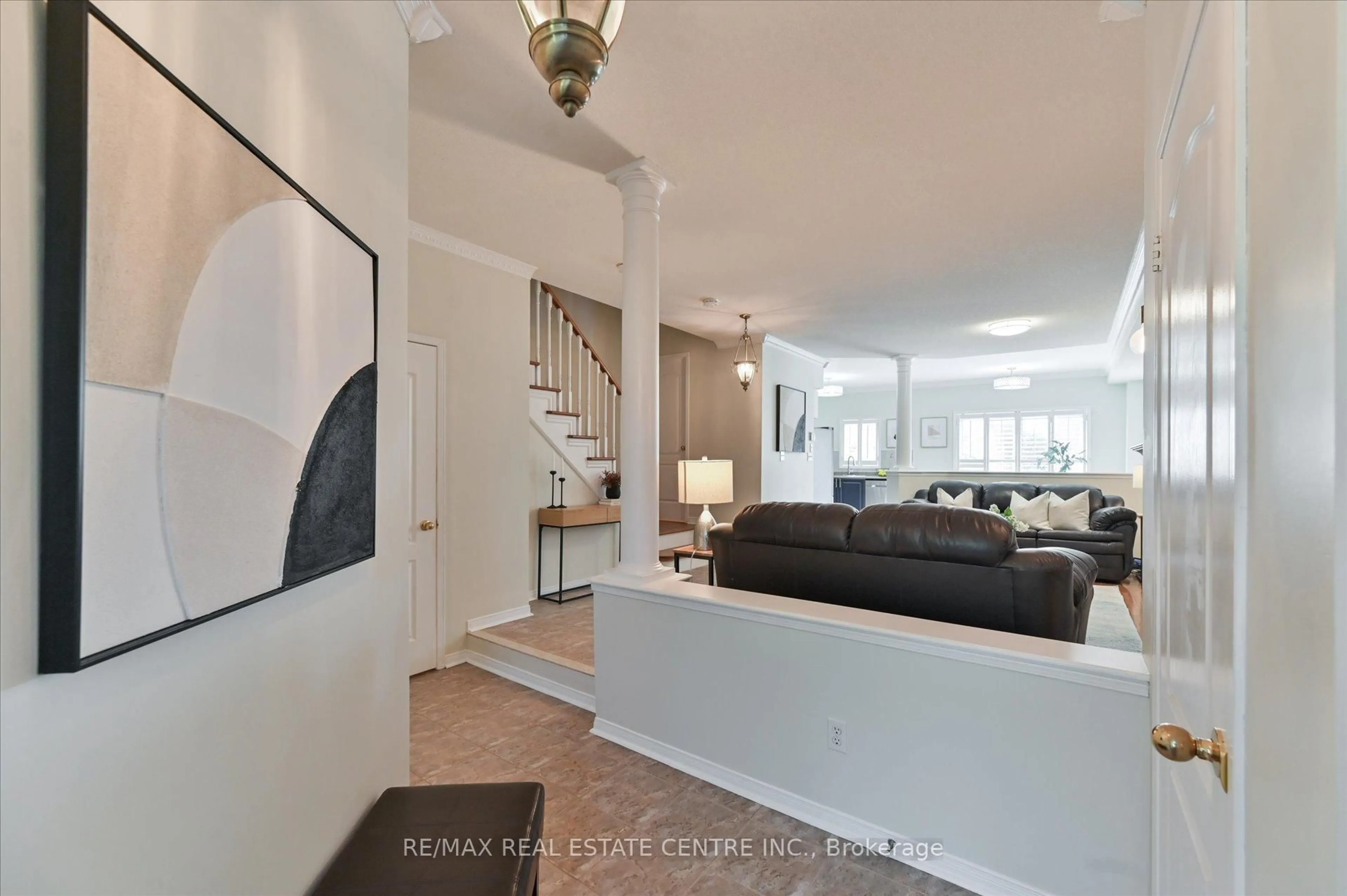 Indoor entryway for 1091 Windbrook Grve, Mississauga Ontario L5V 2T2