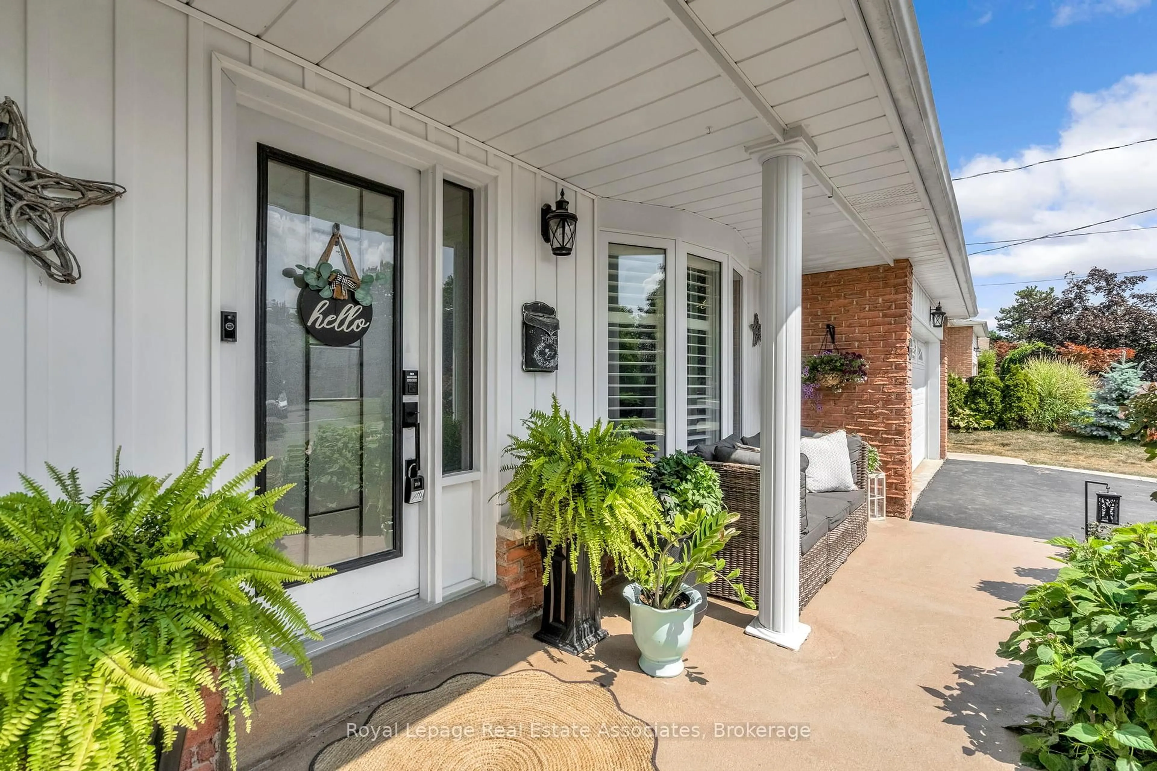 Indoor entryway for 20 Baylor Cres, Halton Hills Ontario L7G 1A6