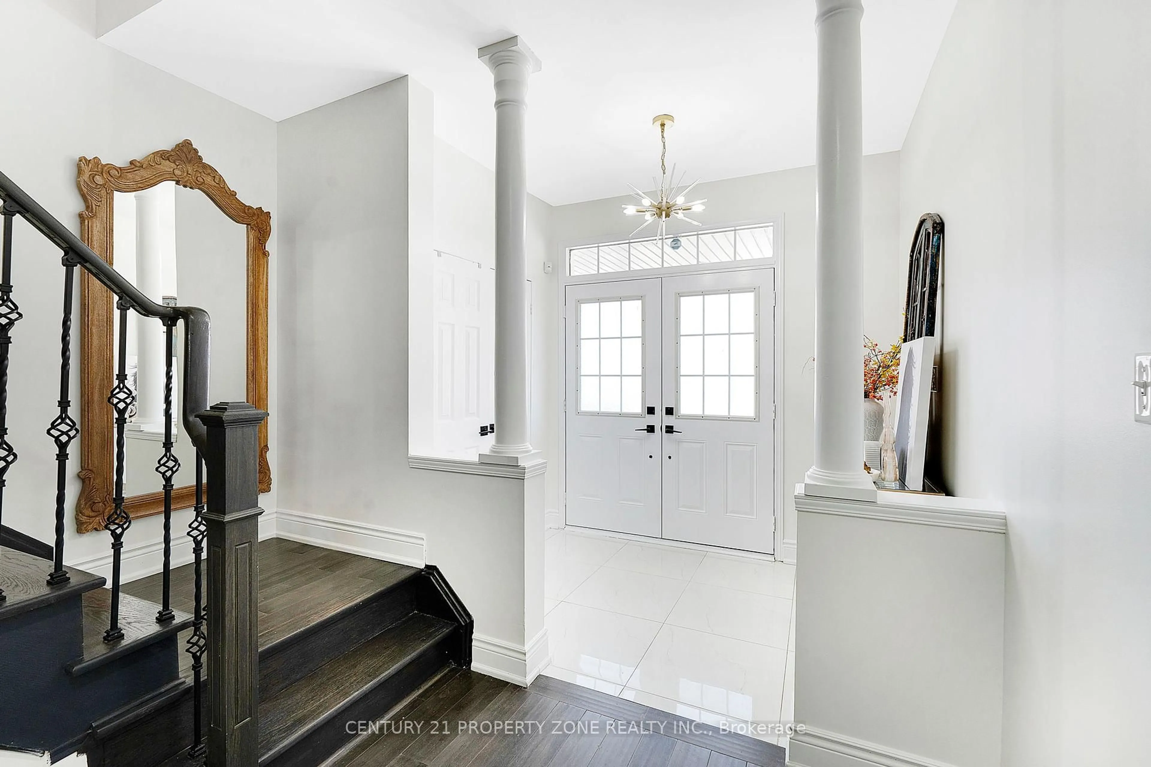 Indoor entryway for 12 Ledgerock Rd, Brampton Ontario L6P 2L7