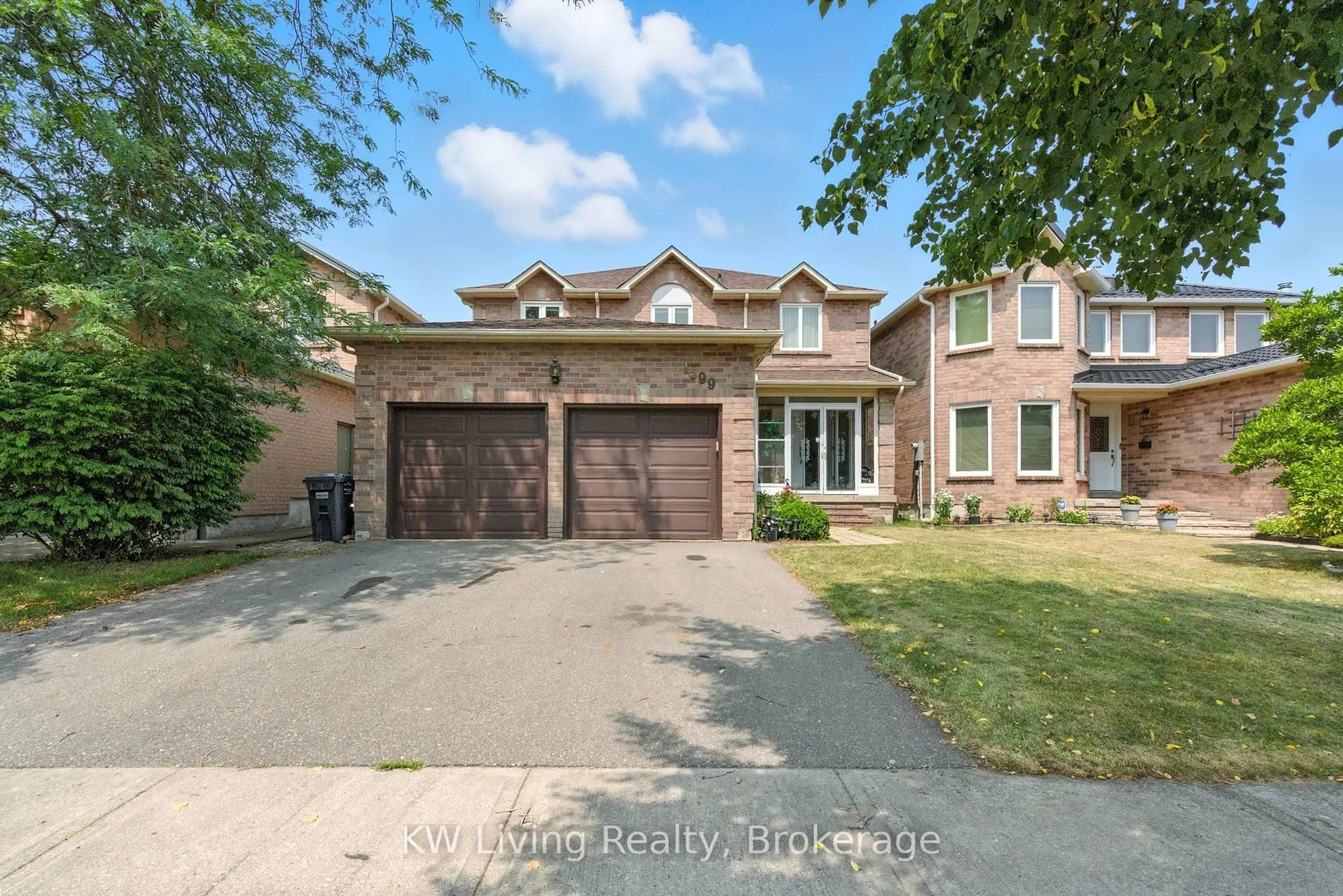 Home with brick exterior material, street for 1599 Summergrove Cres, Mississauga Ontario L5M 3Z3