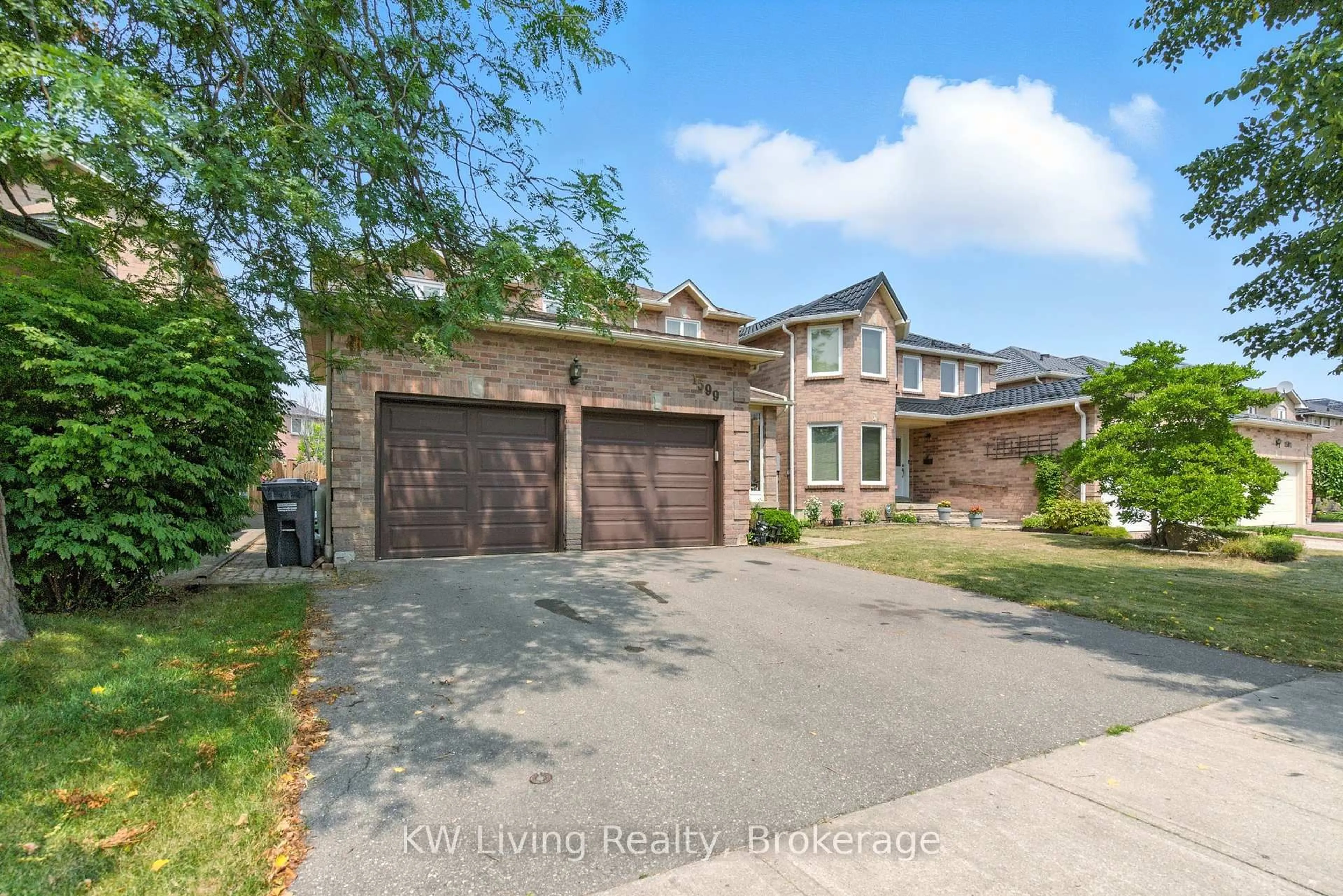 Home with brick exterior material, street for 1599 Summergrove Cres, Mississauga Ontario L5M 3Z3