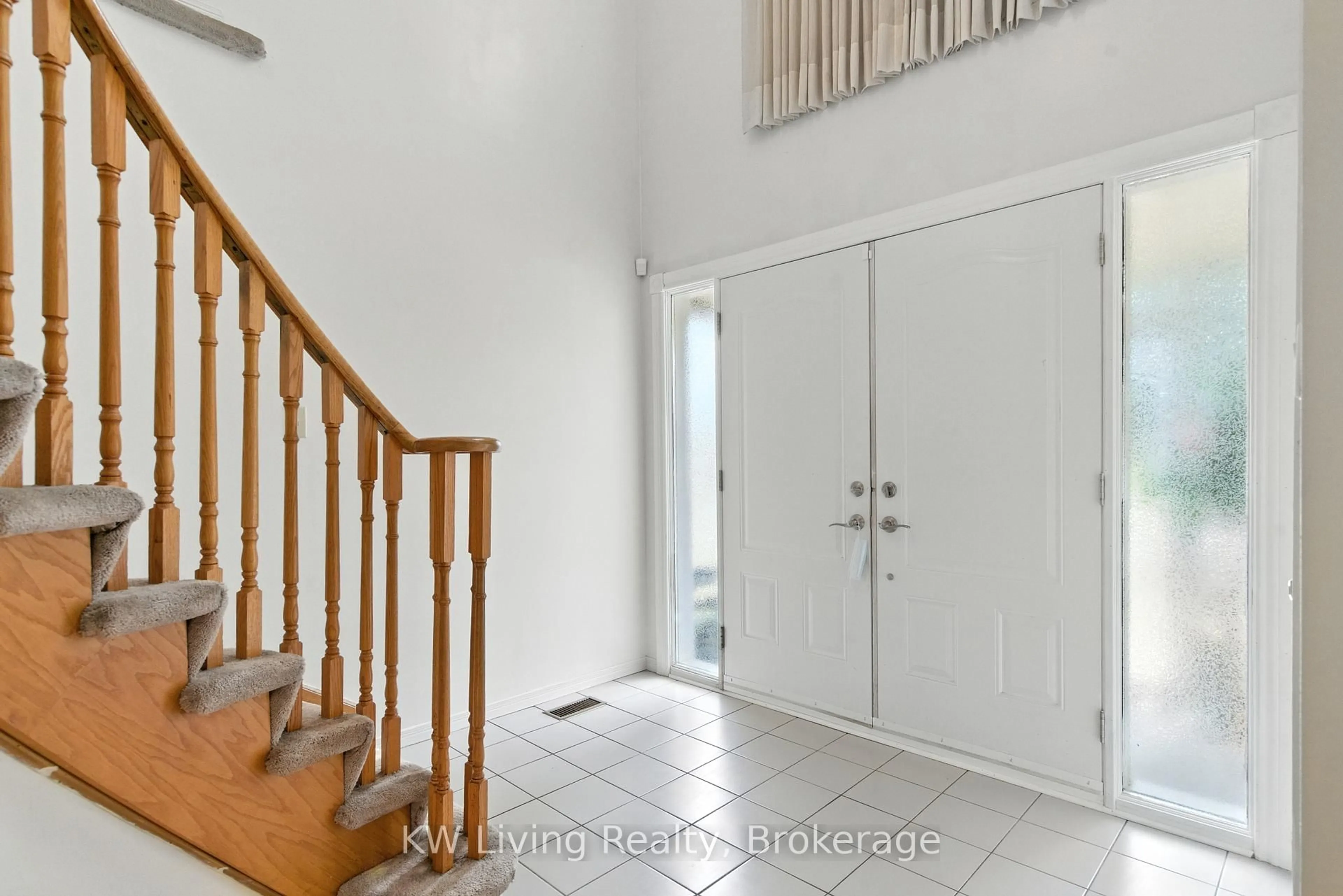 Indoor entryway for 1599 Summergrove Cres, Mississauga Ontario L5M 3Z3