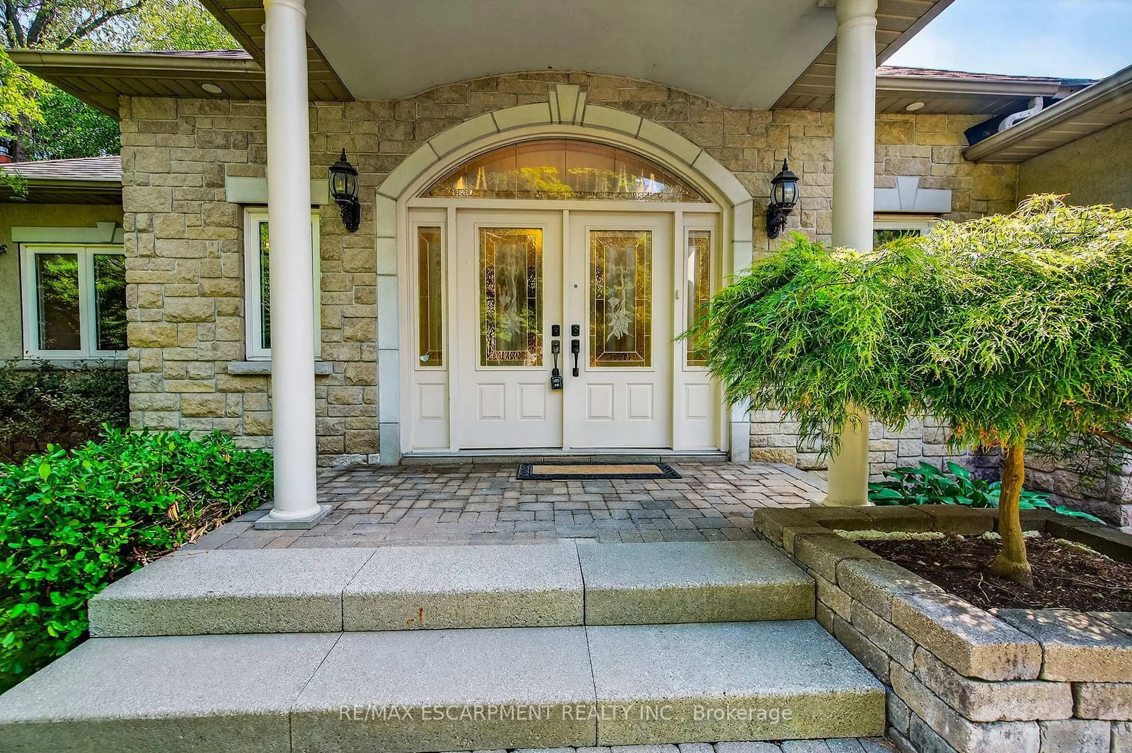 Indoor entryway for 1262 Mississauga Rd, Mississauga Ontario L5H 2J2