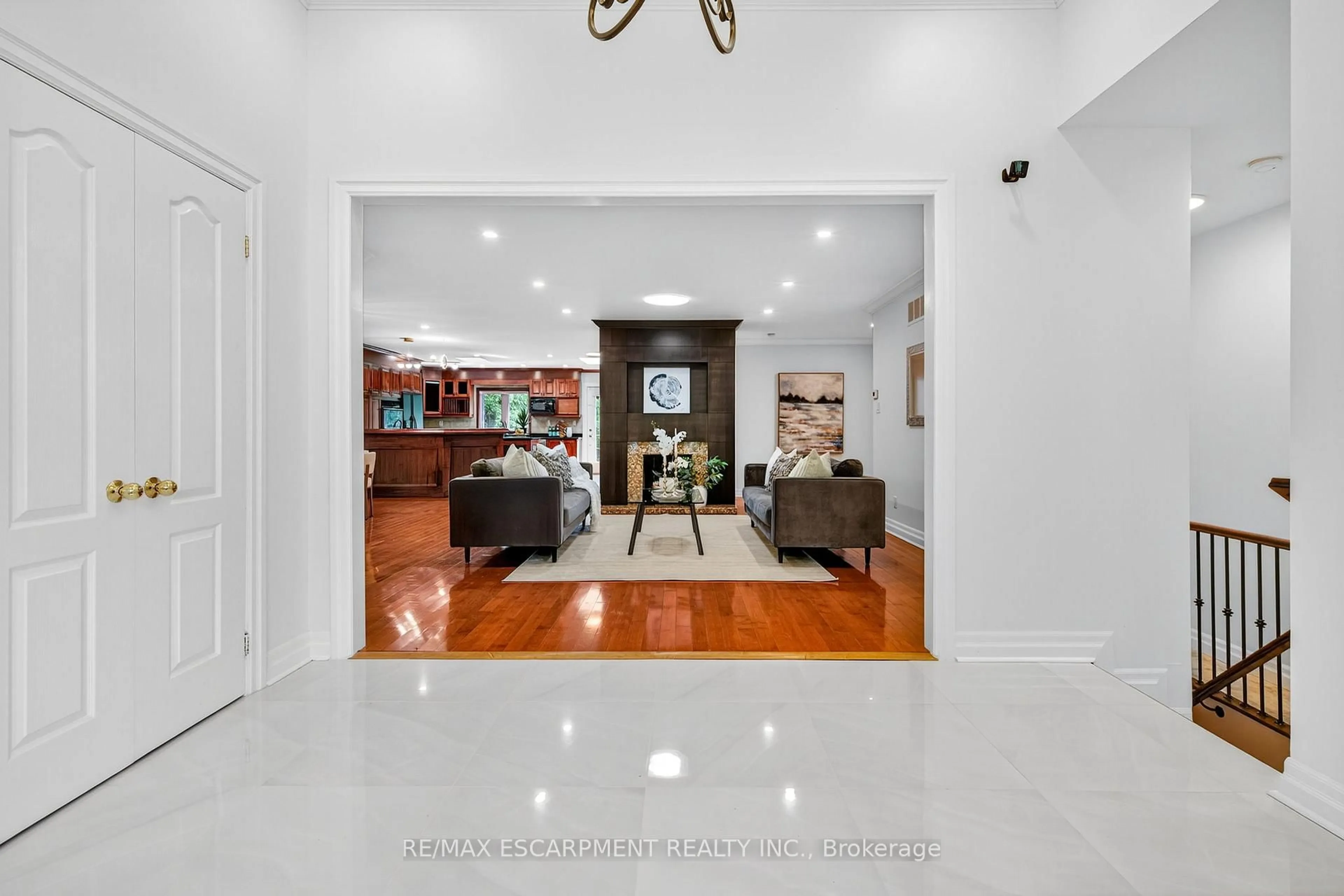 Indoor entryway for 1262 Mississauga Rd, Mississauga Ontario L5H 2J2