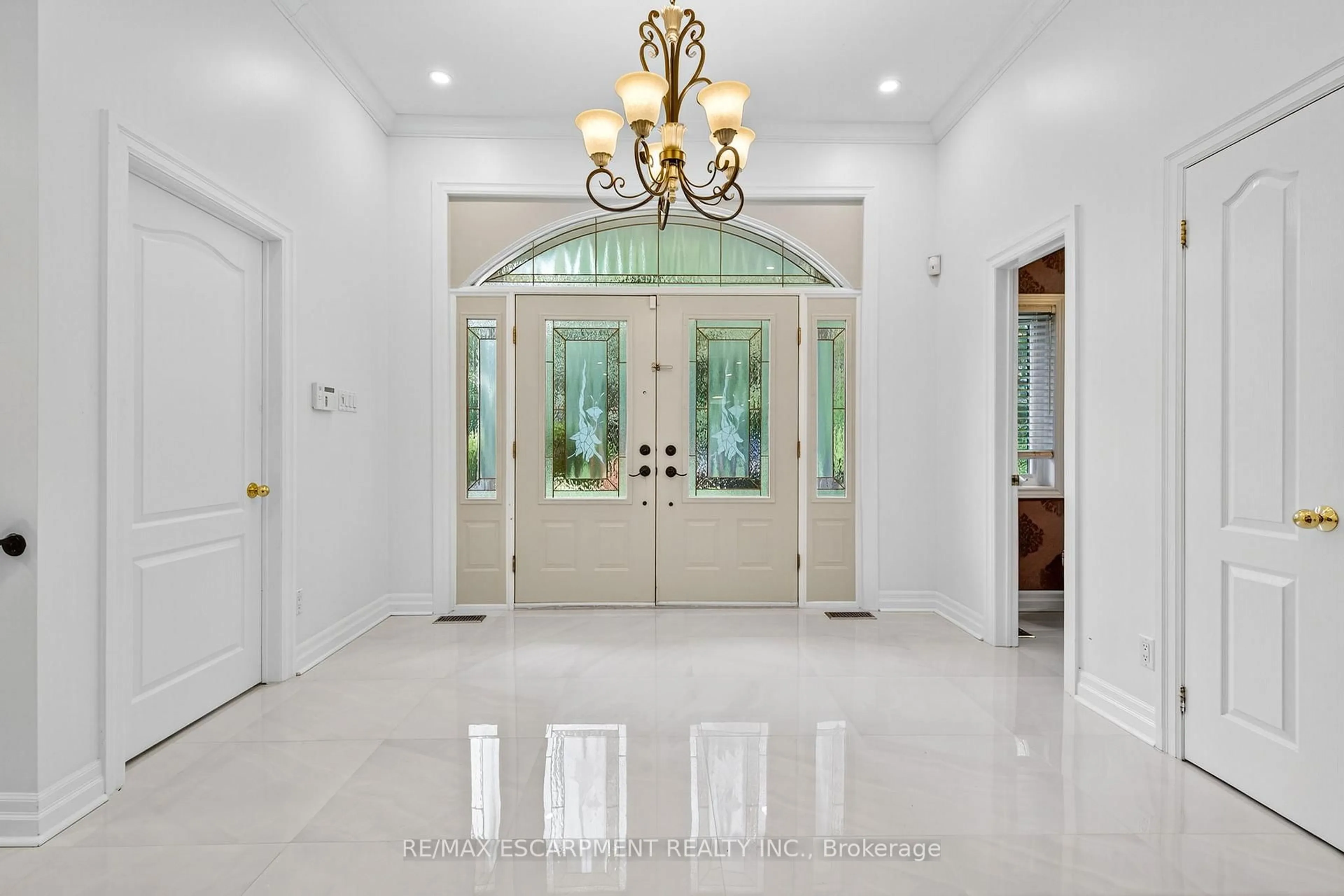 Indoor entryway for 1262 Mississauga Rd, Mississauga Ontario L5H 2J2