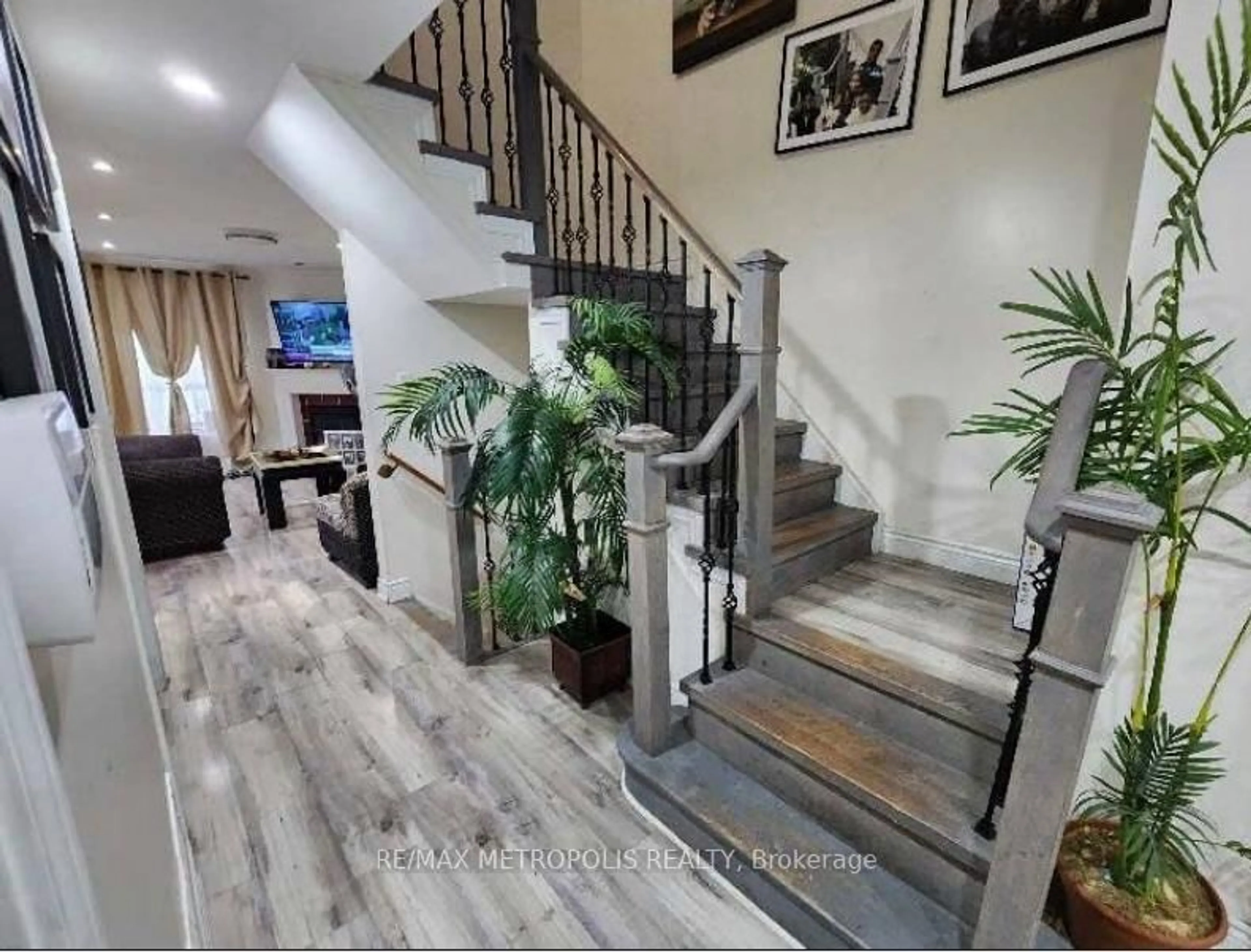 Indoor entryway for 18 Acme Cres, Toronto Ontario M9R 3B8