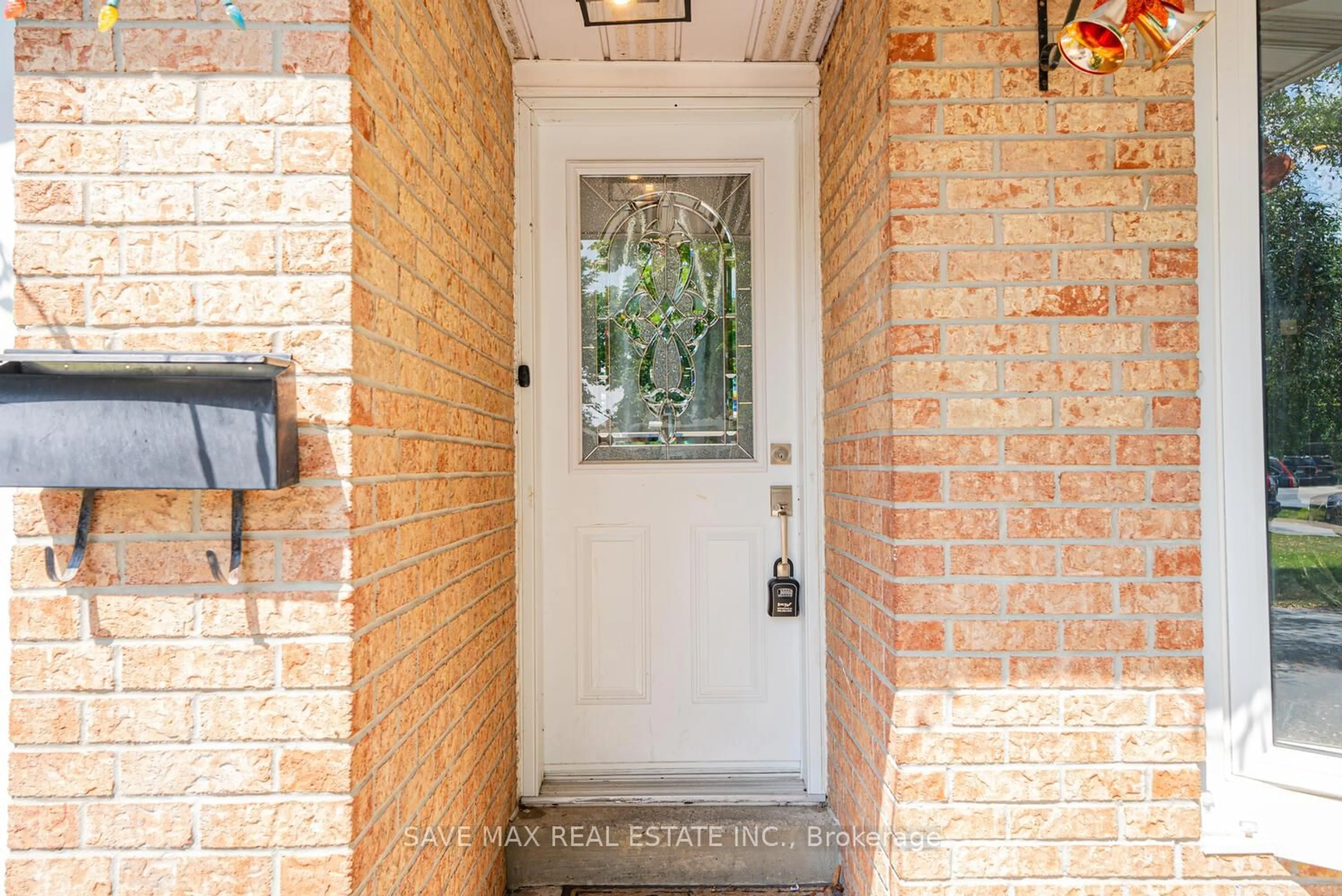 Indoor entryway for 8 Joanne Crt, Brampton Ontario L6Y 2J8
