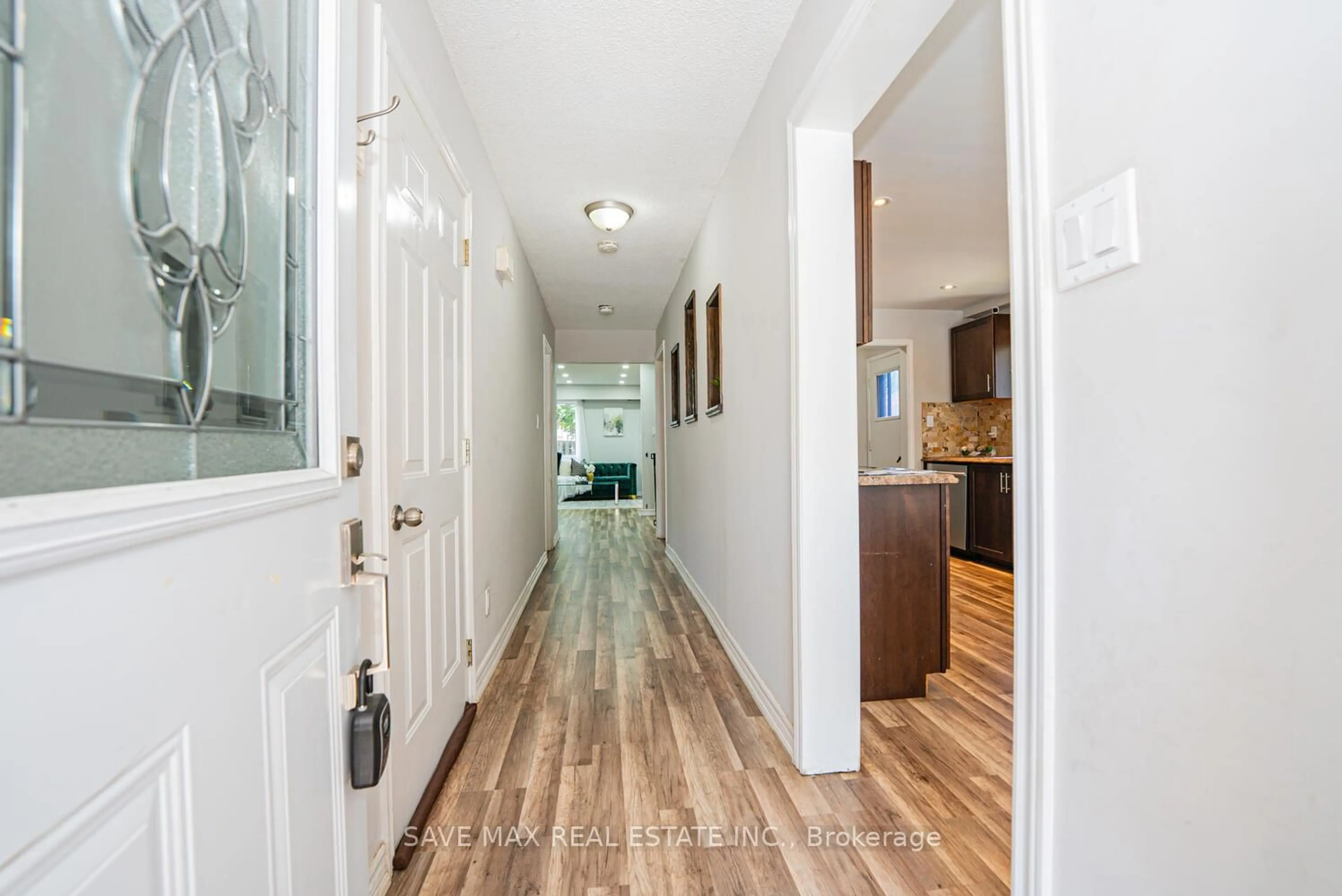 Indoor entryway for 8 Joanne Crt, Brampton Ontario L6Y 2J8