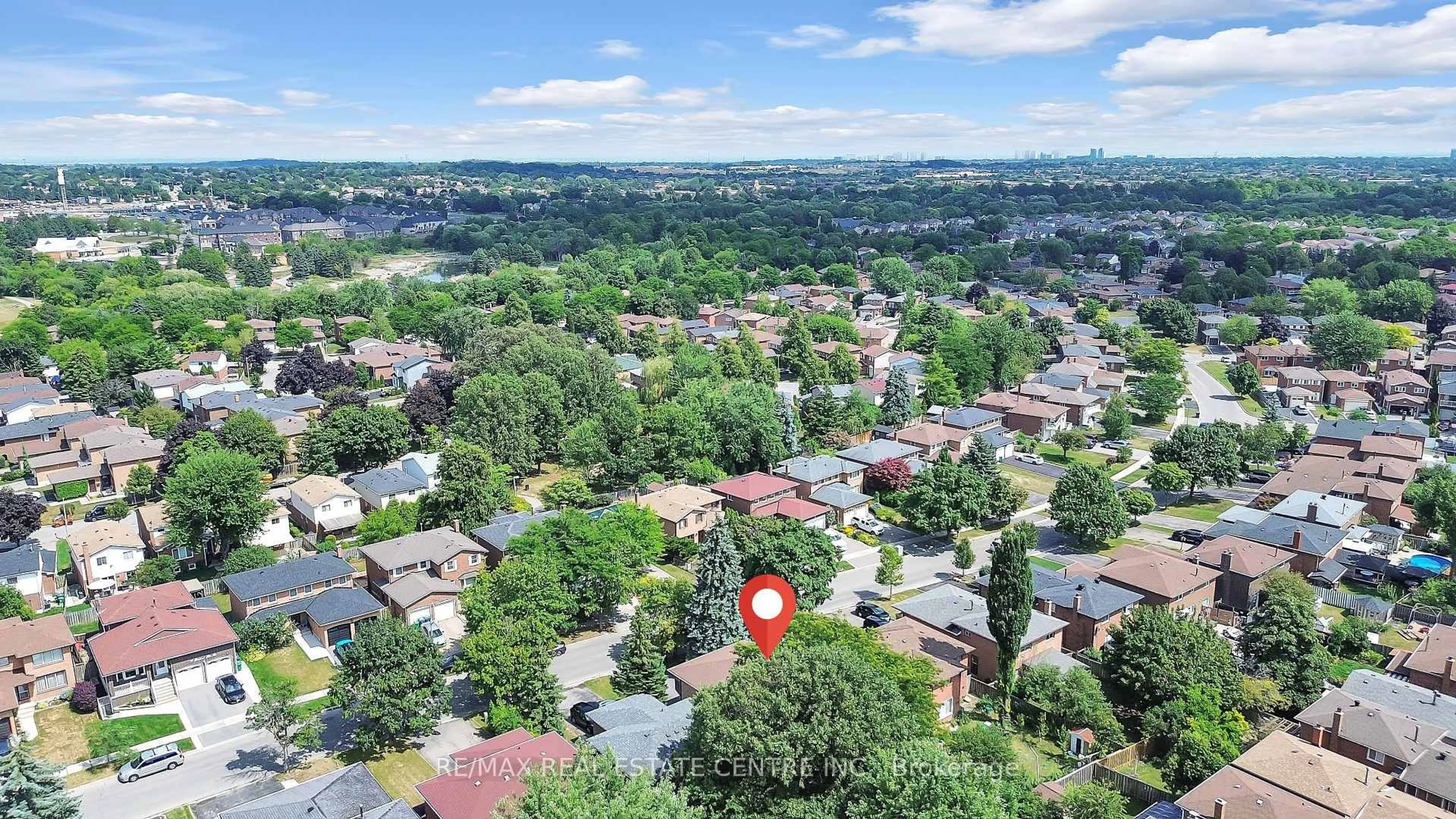 A pic from outside/outdoor area/front of a property/back of a property/a pic from drone, street for 54 Braidwood Lake Rd, Brampton Ontario L6Z 1X6